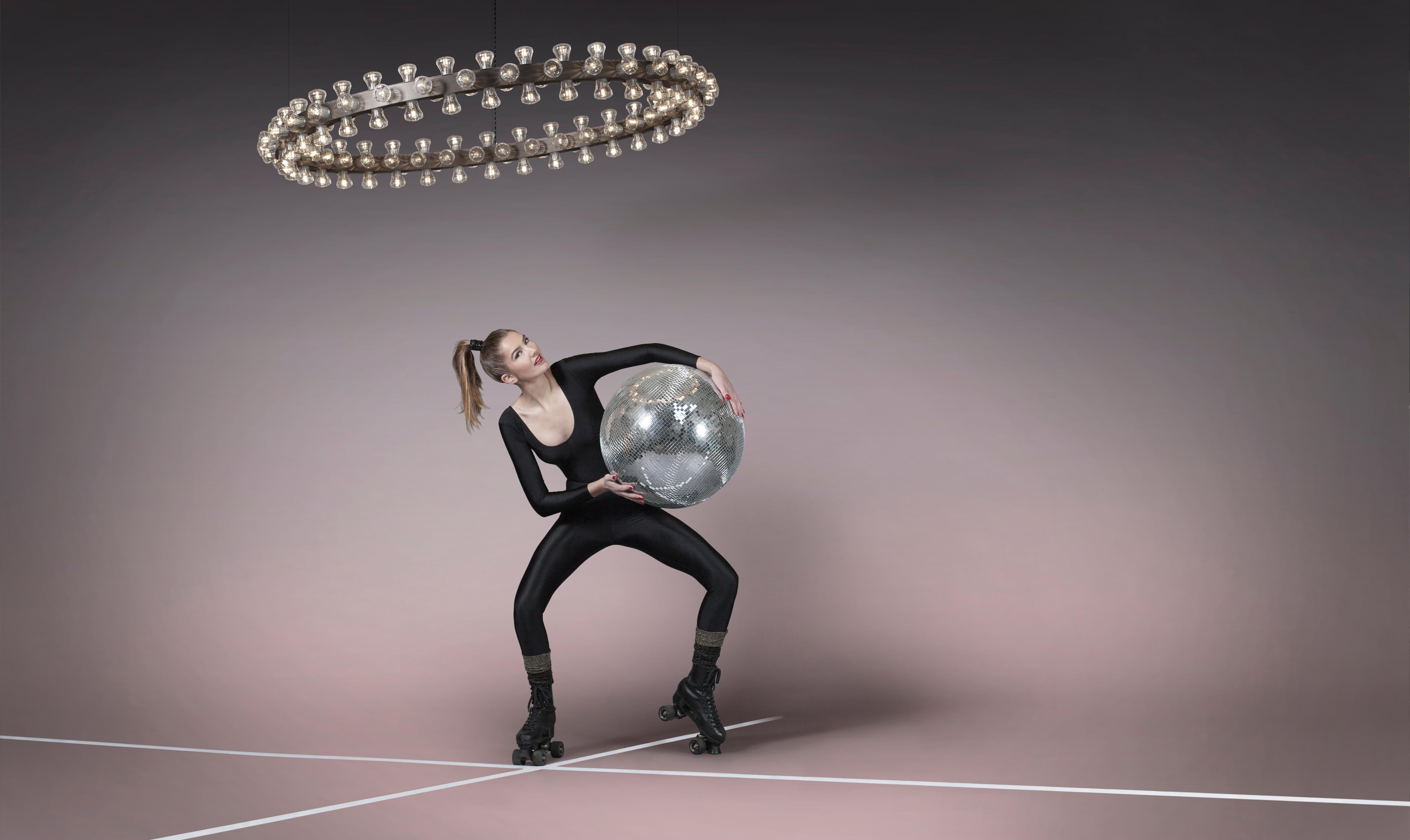 Anodizzato Lampada a sospensione contemporanea Lunar Medium Round Champagne Aluminum di JSPR in vendita