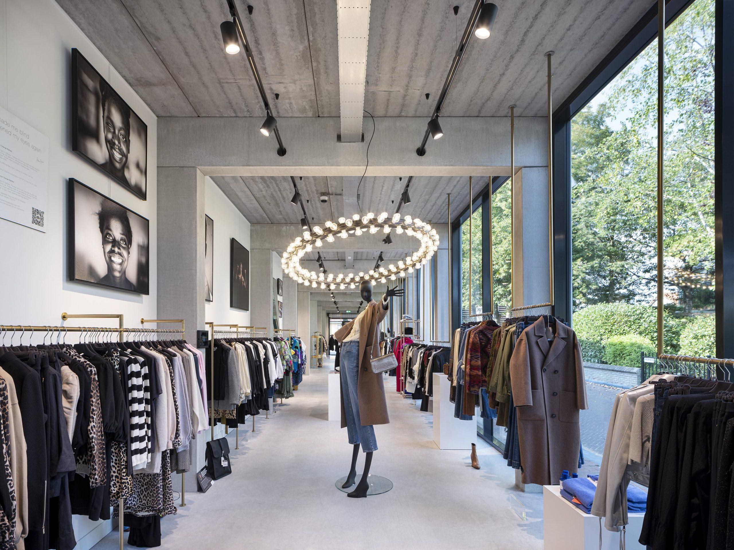 Alluminio Lampada a sospensione contemporanea Lunar Medium Round Champagne Aluminum di JSPR in vendita