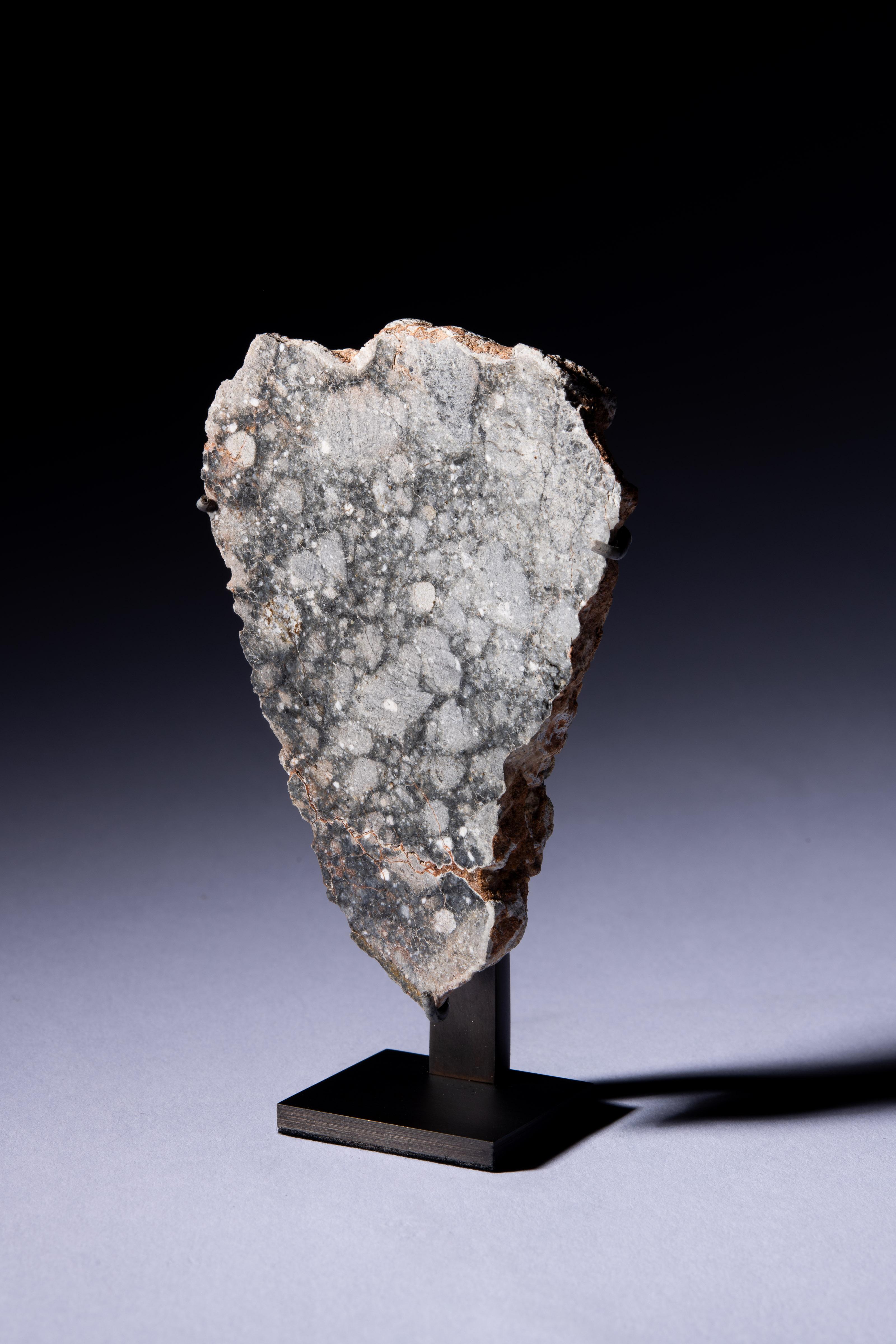 Lunar Meteorit – Ein Objekt des Mondes im Zustand „Hervorragend“ im Angebot in London, GB