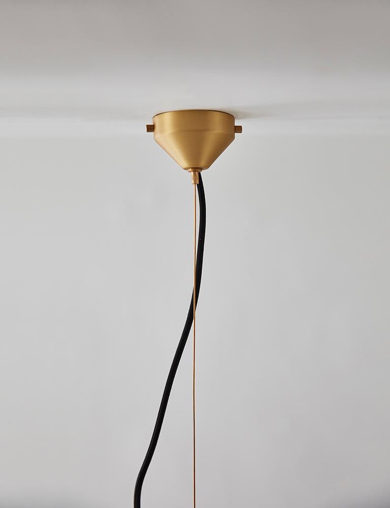 Questa ampolla luminosa in onice, che illumina lo spazio con una luce calda e accogliente, è una dichiarazione d'amore alla luna argentea che ha ispirato tanti poeti e artisti. Posizionata su una base in marmo (disponibile nei colori Grand Antique,