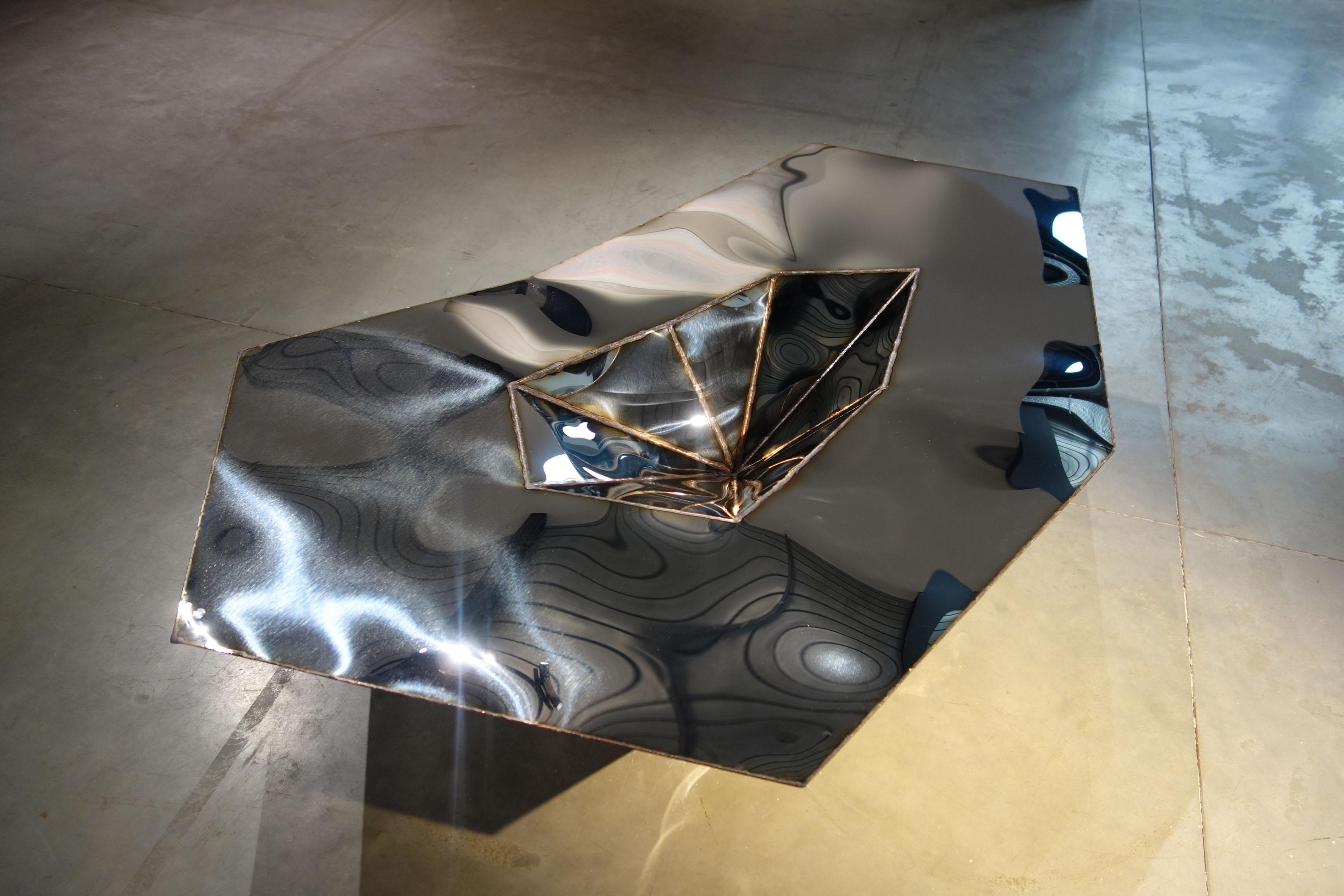 Mesa Lunar de acero inoxidable soldado pulido espejo de Julian Mayor
Edición limitada de 12 + 4AP.
Dimensiones: P 106 x An 170 x Al 40 cm. 
Materiales: Acero inoxidable pulido a espejo.

Julian Mayor es un artista y diseñador británico famoso por