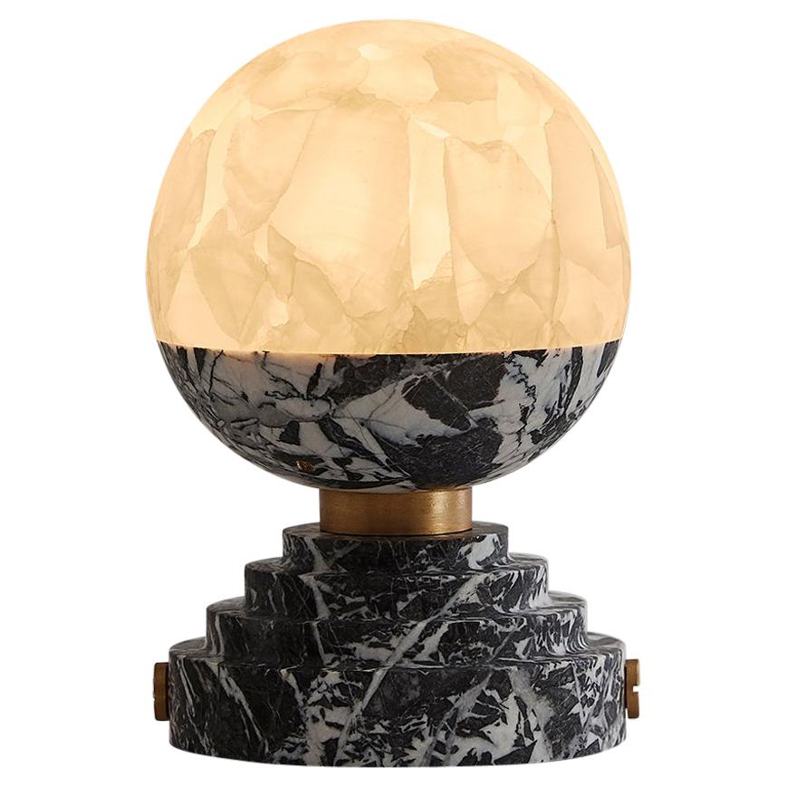 This onyx bright ampoule, which illuminates the space with a warm and cozy light, is a declaration of love to the silvery moon that inspired so many poets and artists. Placed on a marble base (available in Grand Antique, Portoro and Rosso Levanto),