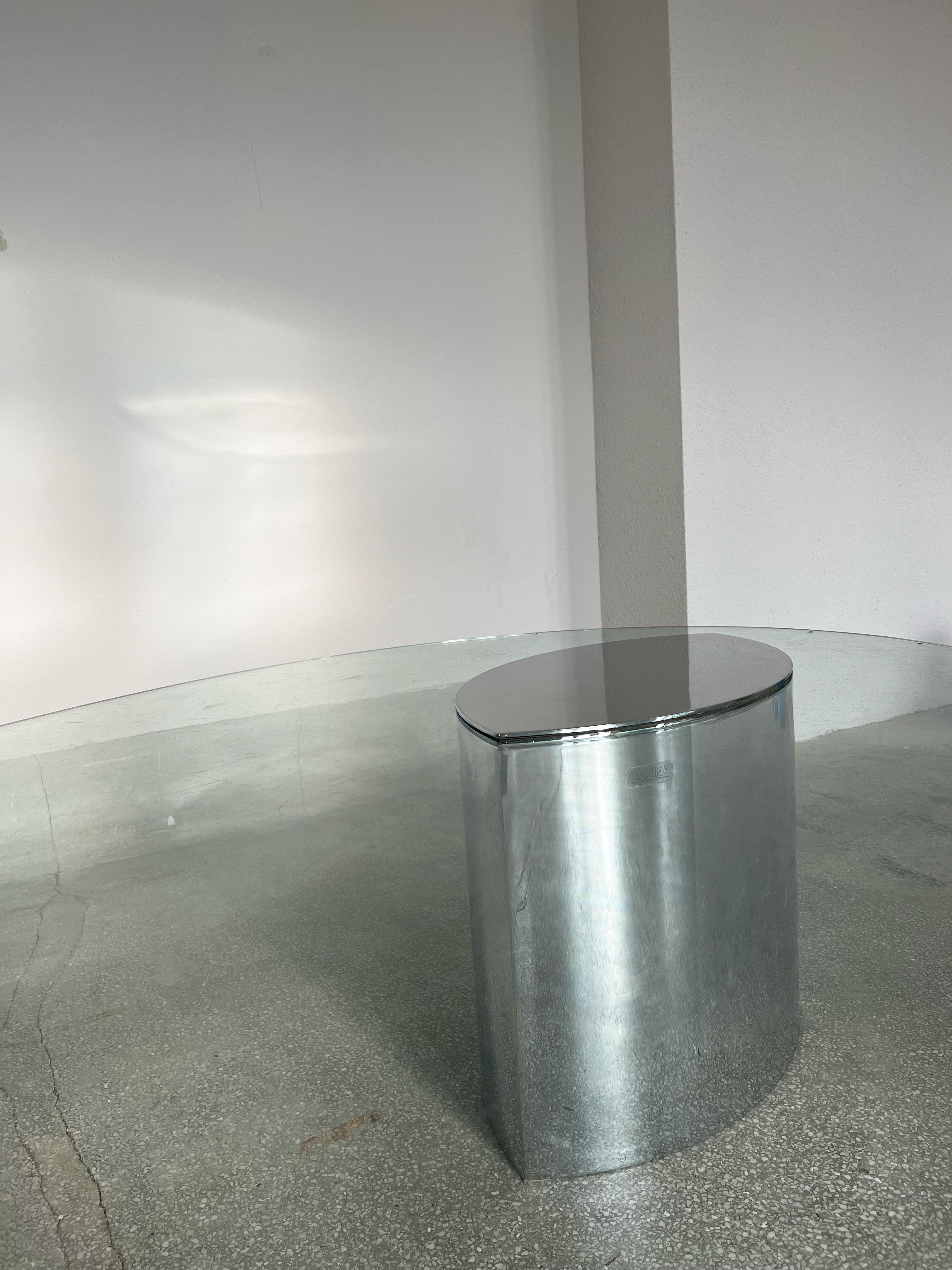 The Lunario low coffee table, a visionary creation by Cini Boeri and skillfully crafted by Gavina in 1970s Italy, stands as an exemplar of innovative design. This early masterpiece boasts a distinctive chrome-plated cantilever weighted base, a