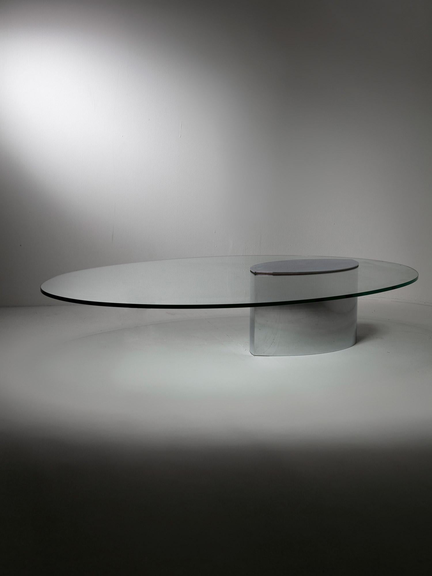 Der ikonische niedrige Tisch Lunario von Cini Boeri für Gavina.
Der Sockel aus poliertem, verchromtem Messing trägt eine große, ovale Glasfläche.
Eines der ersten Beispiele für Tische mit einer freitragenden Platte und einem schweren Gegengewicht