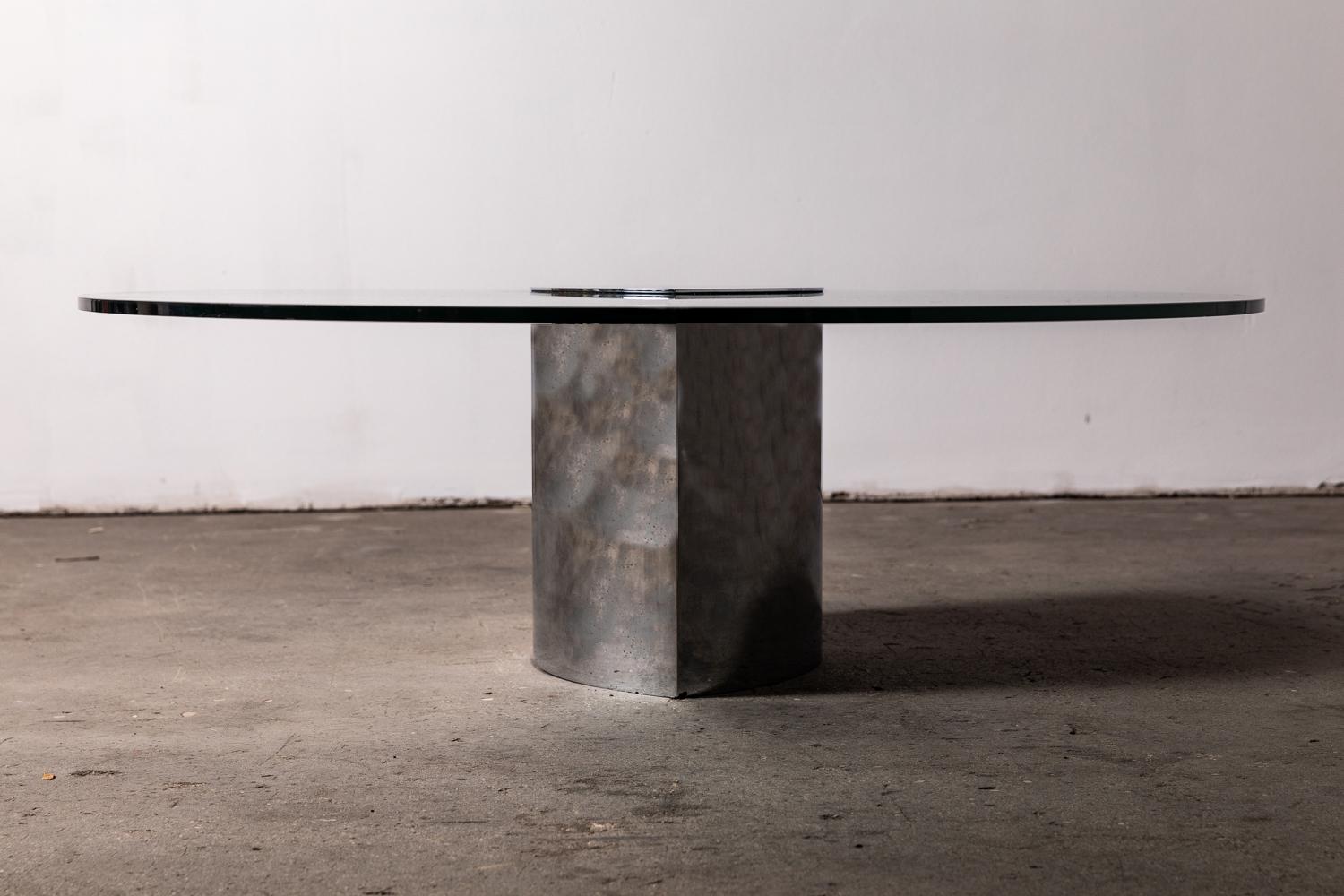 Elegant sculptural table designed in the 1970s by Cini Boeri for Knoll. It features a cantilevered tempered glass top which is counterweighted by the heavily weighted polished stainless steel base.