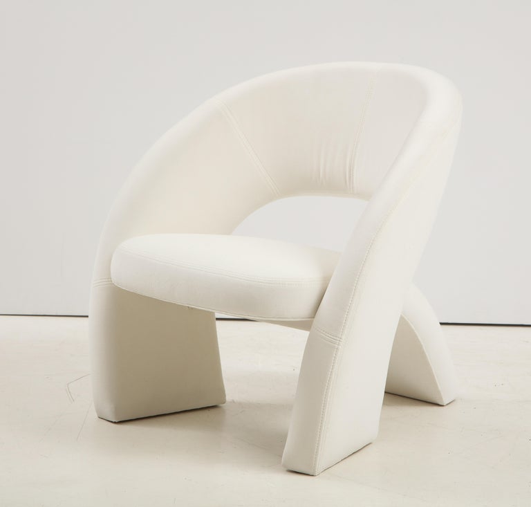 The 'LunaSedia' expresses a flow of movement and modernist expression of two crescent shapes. The dimensions of the chair are perfectly and equally proportioned to offer a beautiful perspective from every vantage point. Its fluid and sculpted sides