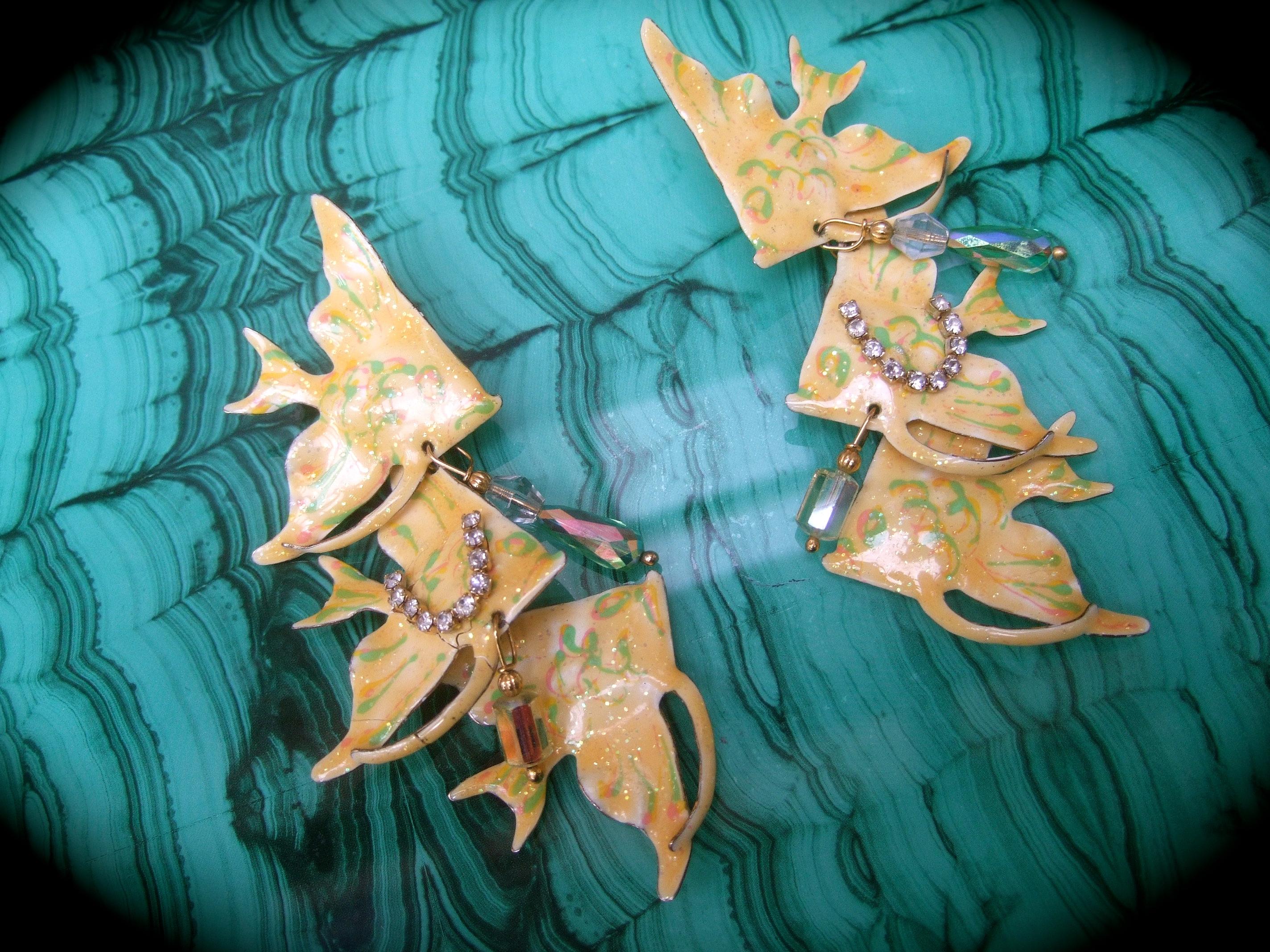 Lunch At The Ritz Boucles d'oreilles articulées en émail pendantes sur le thème des poissons, c. 1980 en vente 3