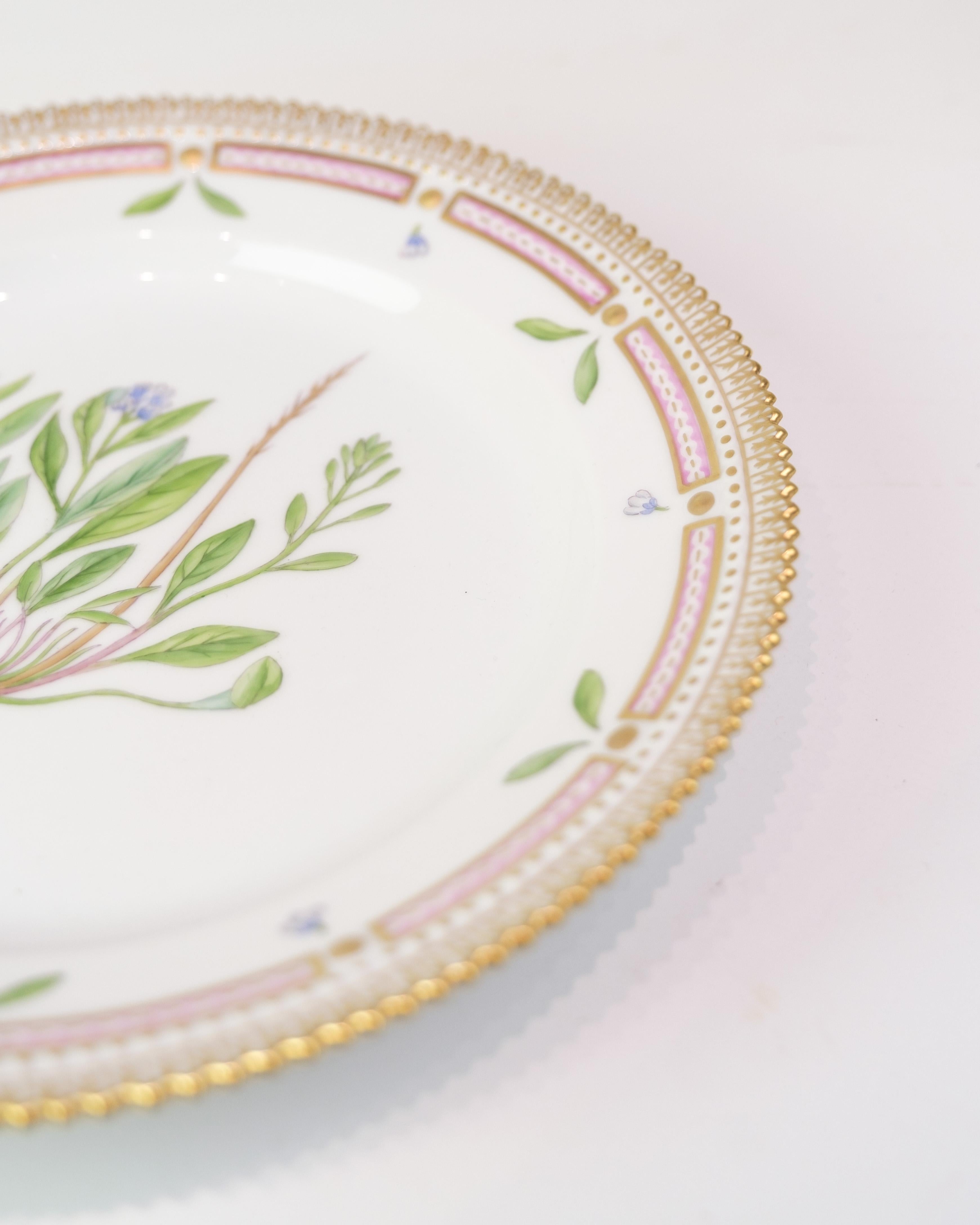 Lunch plate from Flora Danica, decoration no. 20/3550. Hand-painted and with gold rim. Royal Copenhagen, circa 1960s.

Material: Porcelain
Decoration number: 20/3550
Dimensions: H: 3.5 cm, Ø: 22 cm
Manufacturer: Royal Copenhagen
Condition: Appears