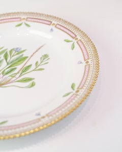 Décoration d'assiette à déjeuner No. 20/3550 Flora Danica par Royal Copenhagen des années 1960