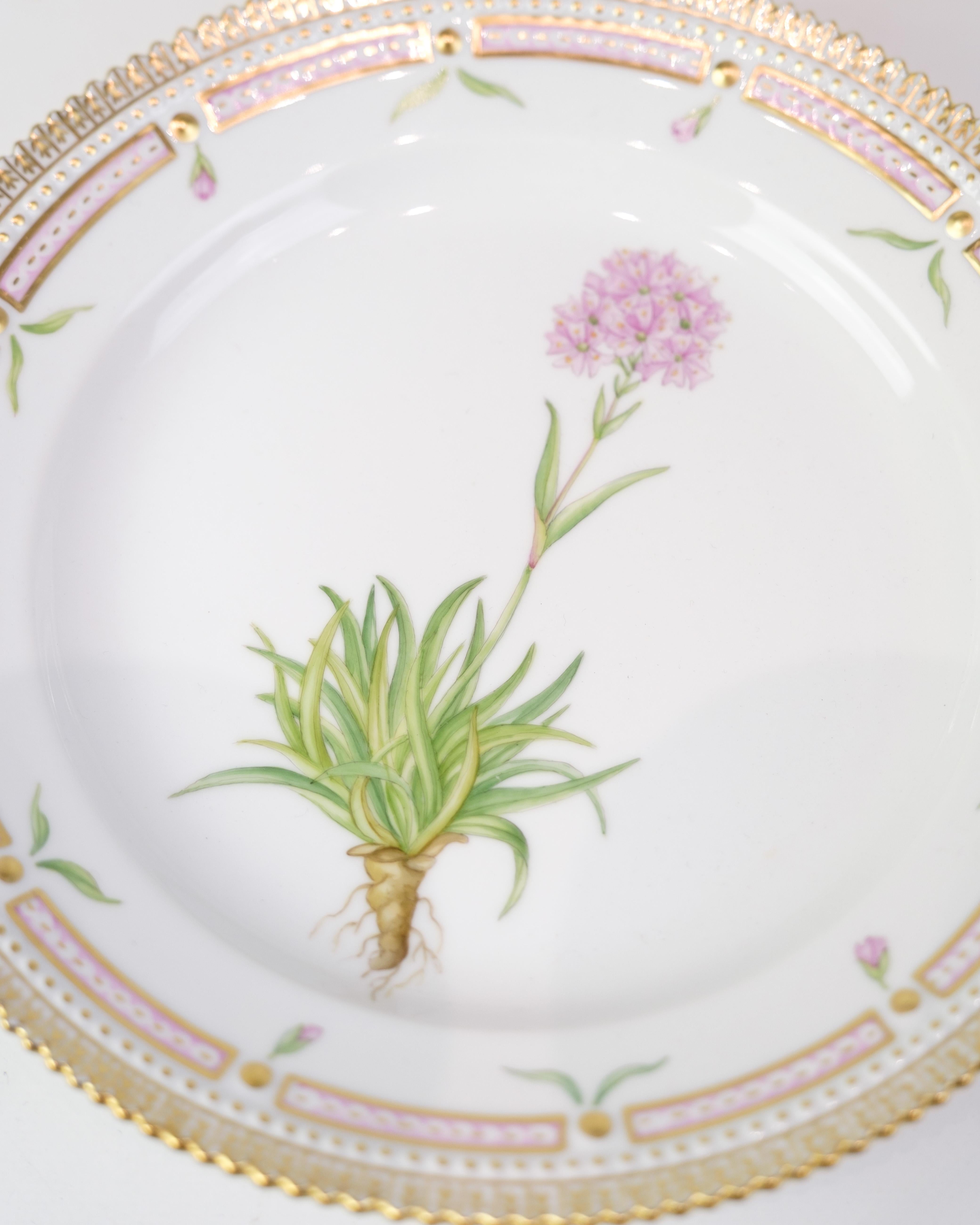 Speiseteller Flora Danica von Royal Copenhagen, Dekorationsnummer 20/3550. Handbemalt und mit Goldverzierung. Aus den 1960er Jahren.

Die Serie Flora Danica wurde ursprünglich im späten 18. Jahrhundert als Hommage an die botanische Vielfalt