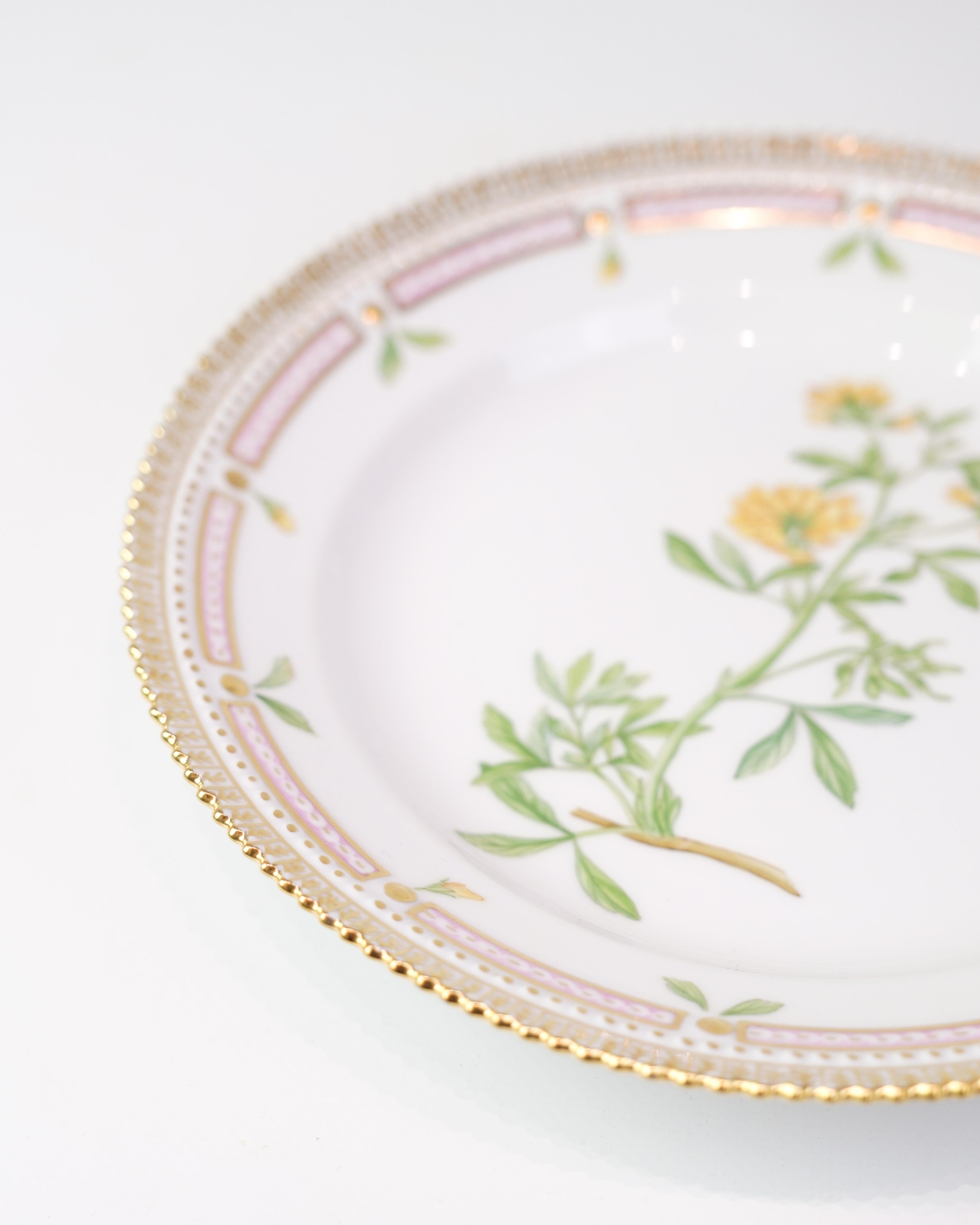 Speiseteller Dekoration Nr. 20/3550 Flora Danica von Royal Copenhagen aus den 1960er Jahren (Handbemalt) im Angebot