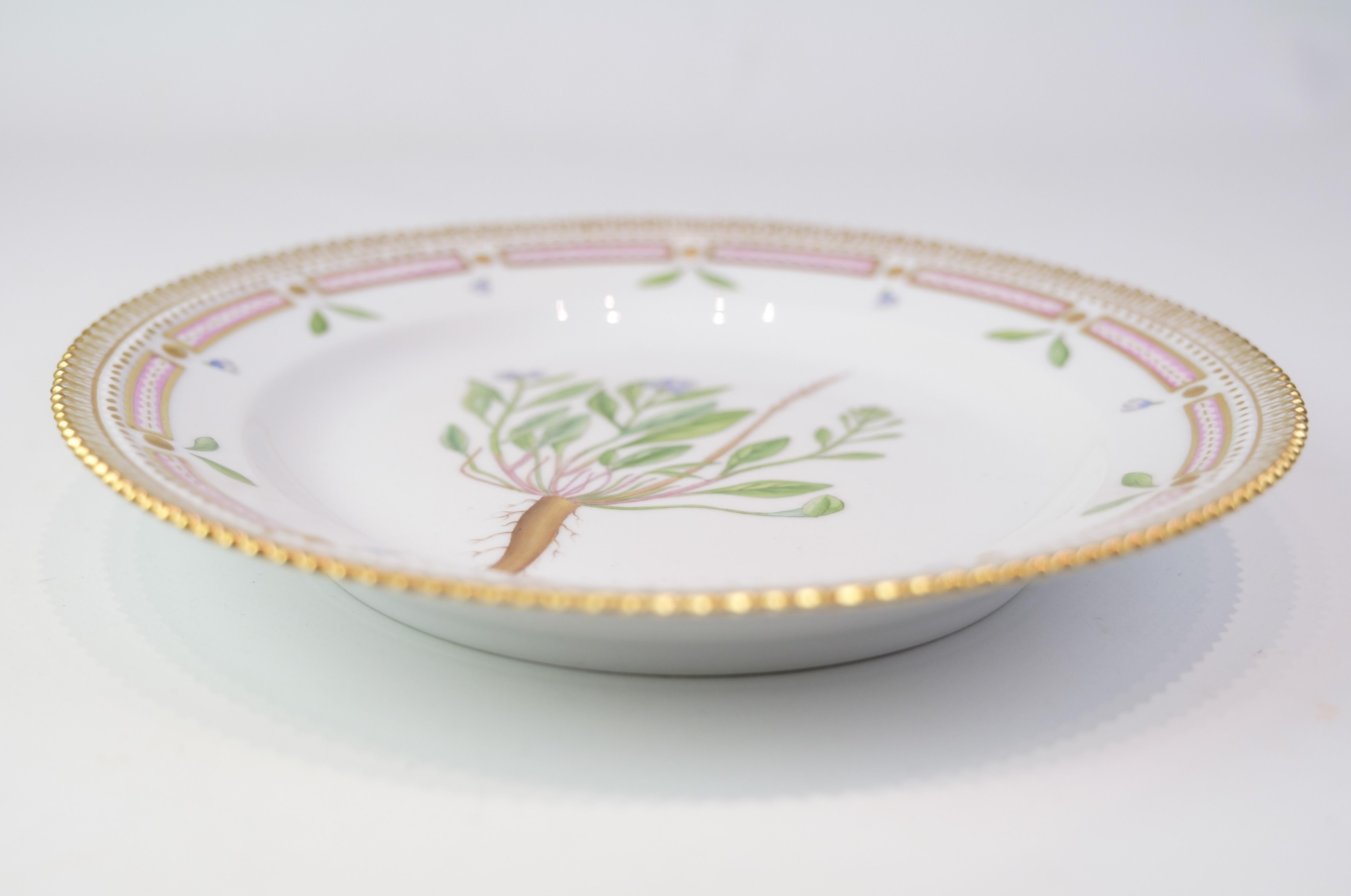 Lunch Plate Decoration No. 20/3550 Flora Danica By Royal Copenhagen From 1960s In Good Condition For Sale In Lejre, DK