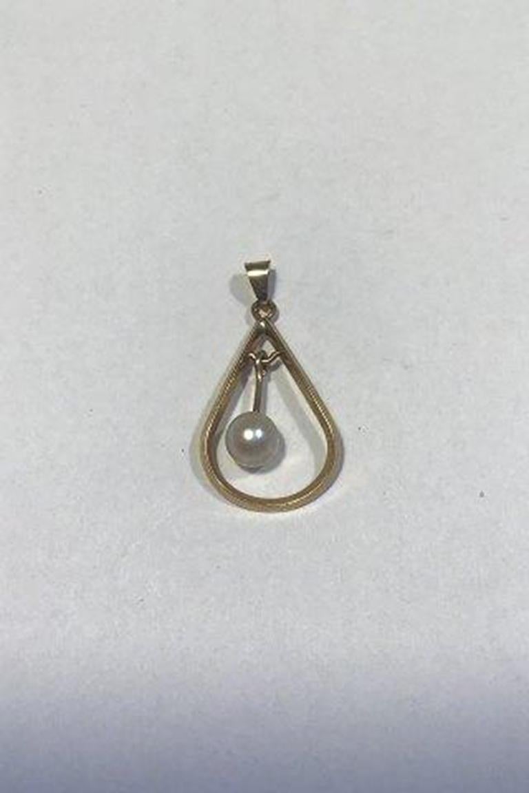 Lund (B.H) 14 kt Gold Pendant with Pearl.

Measures 3 cm/1 3/16 in Weight 1.5 gr0.05 oz.