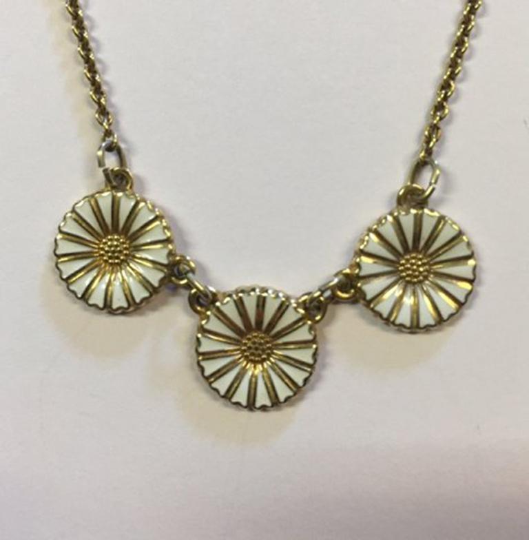 Lund Daisy necklace made of sterling silver. Measures 40 cm / 15 3/4 in. Weighs 6.6 g / 0.23 oz.