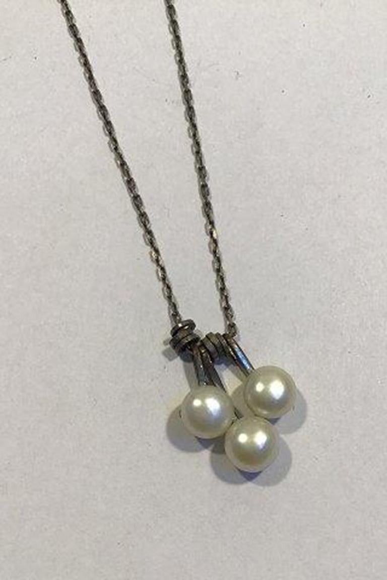 Lund sterling silver chain and pearl pendants.

Measures 40 cm(15 3/4 in) Combined Weight 4.6 gr/0.16 oz.
  