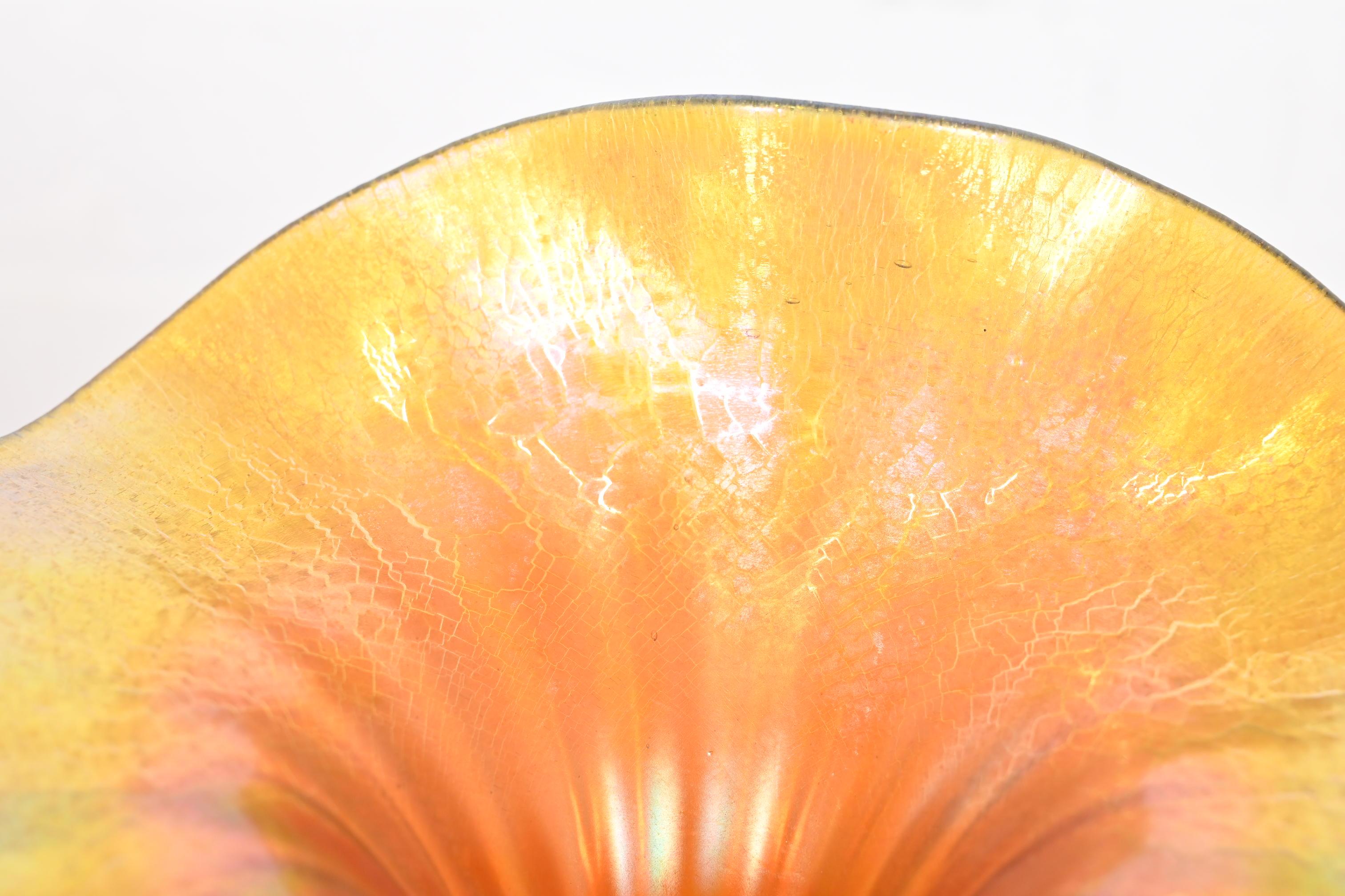 Lundberg Studios Jack in the Pulpit Flower Form Iridescent Art Glass Vase For Sale 4