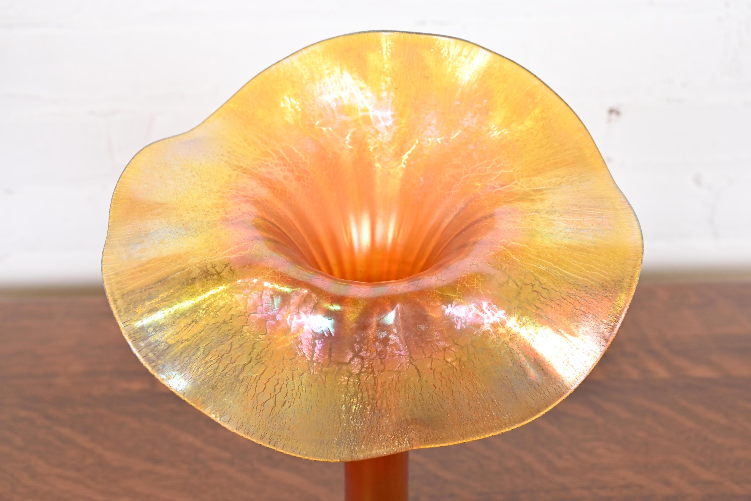 Lundberg Studios Jack in the Pulpit Flower Form Iridescent Art Glass Vase For Sale 5