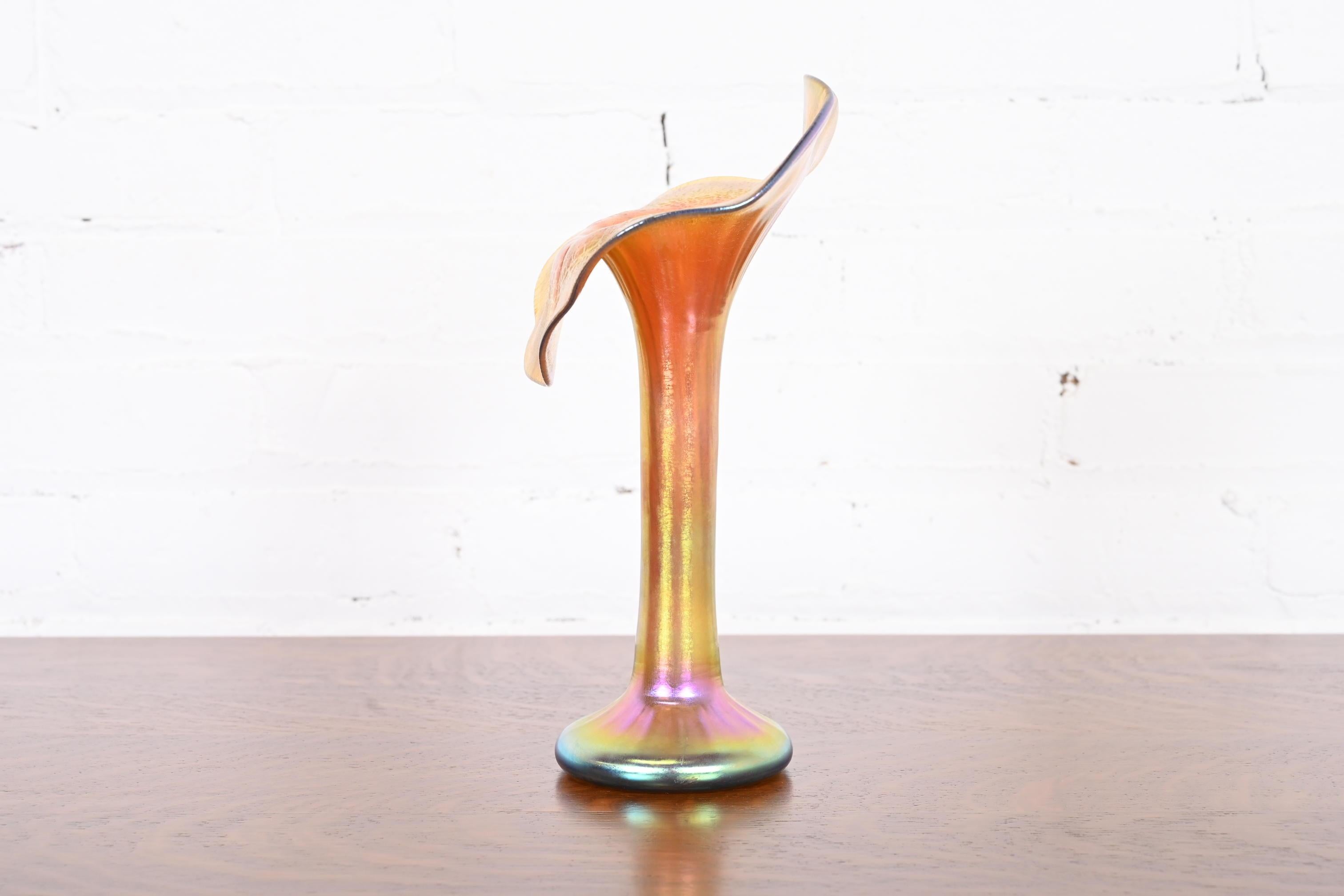 Lundberg Studios Jack in the Pulpit Flower Form Iridescent Art Glass Vase For Sale 7