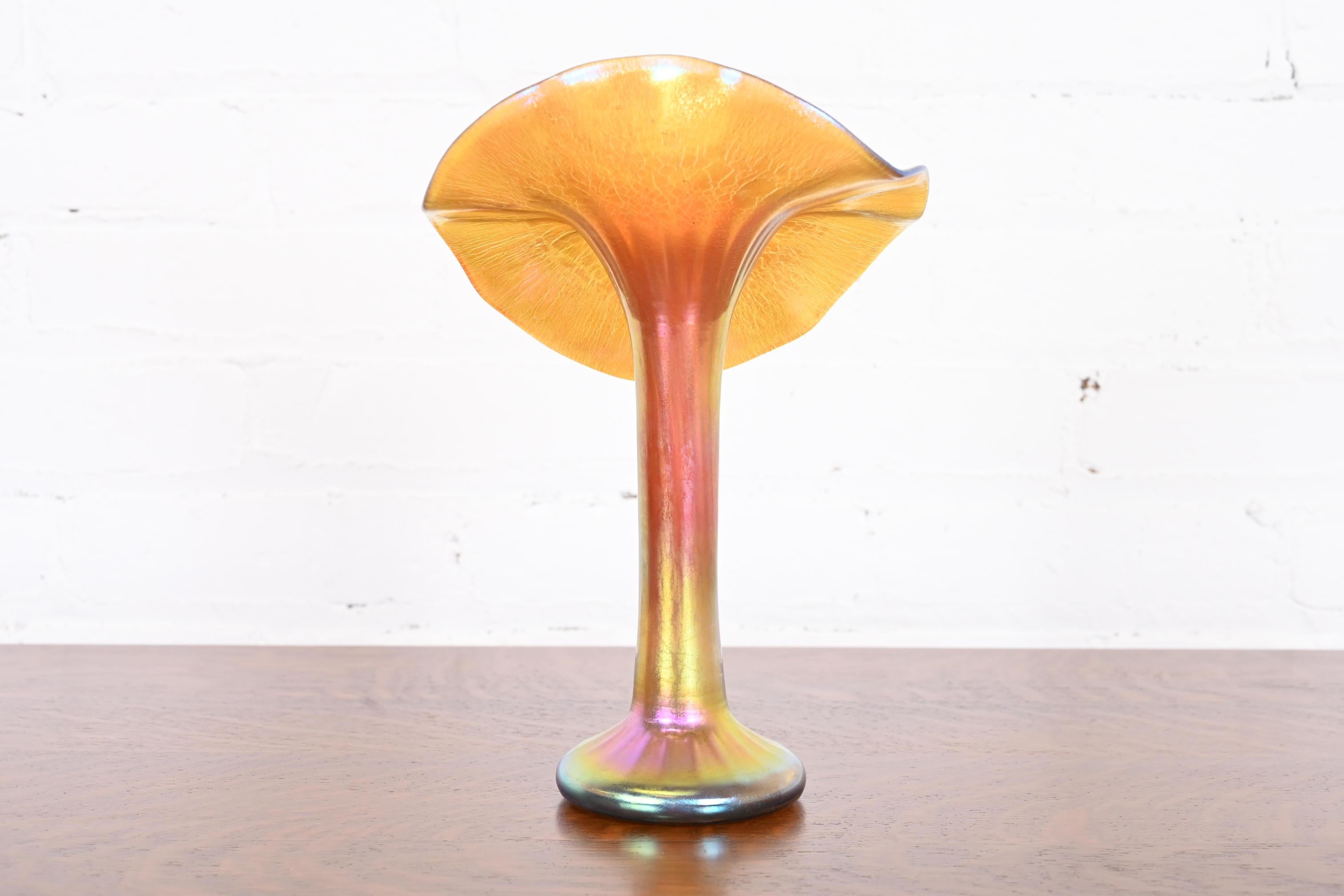 Lundberg Studios Jack in the Pulpit Flower Form Iridescent Art Glass Vase For Sale 8