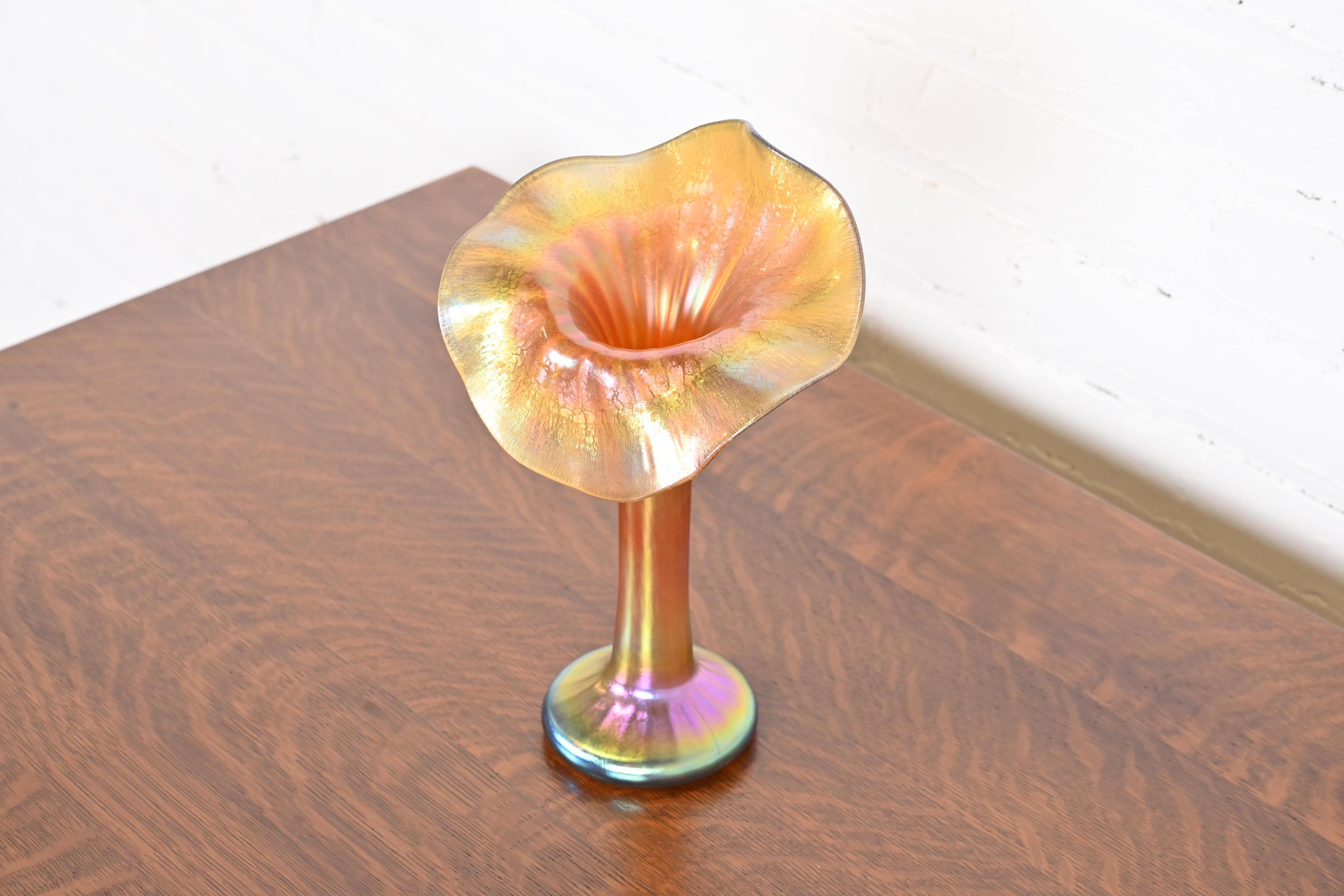 Lundberg Studios Jack in the Pulpit Flower Form Iridescent Art Glass Vase In Good Condition For Sale In South Bend, IN