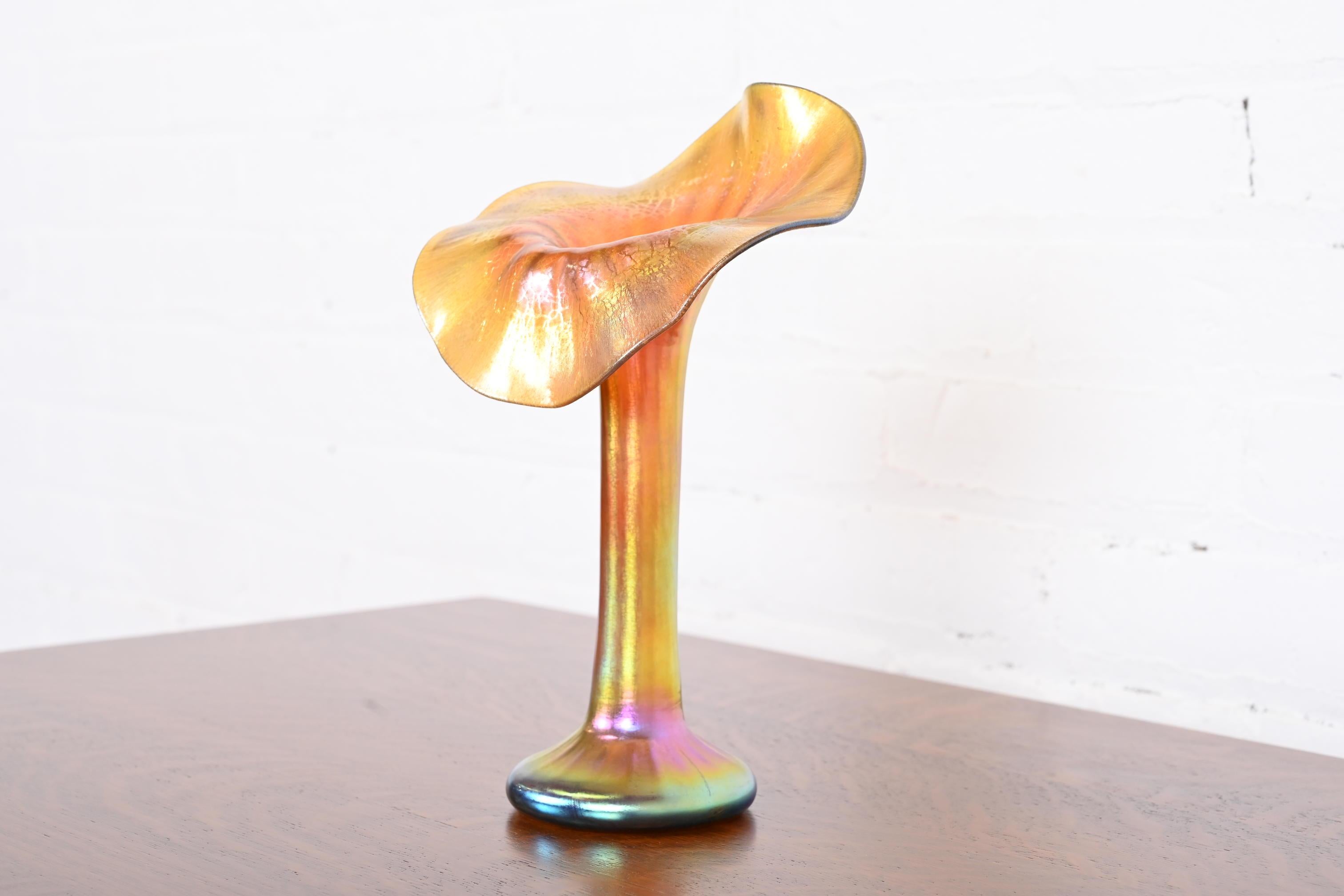 20th Century Lundberg Studios Jack in the Pulpit Flower Form Iridescent Art Glass Vase For Sale