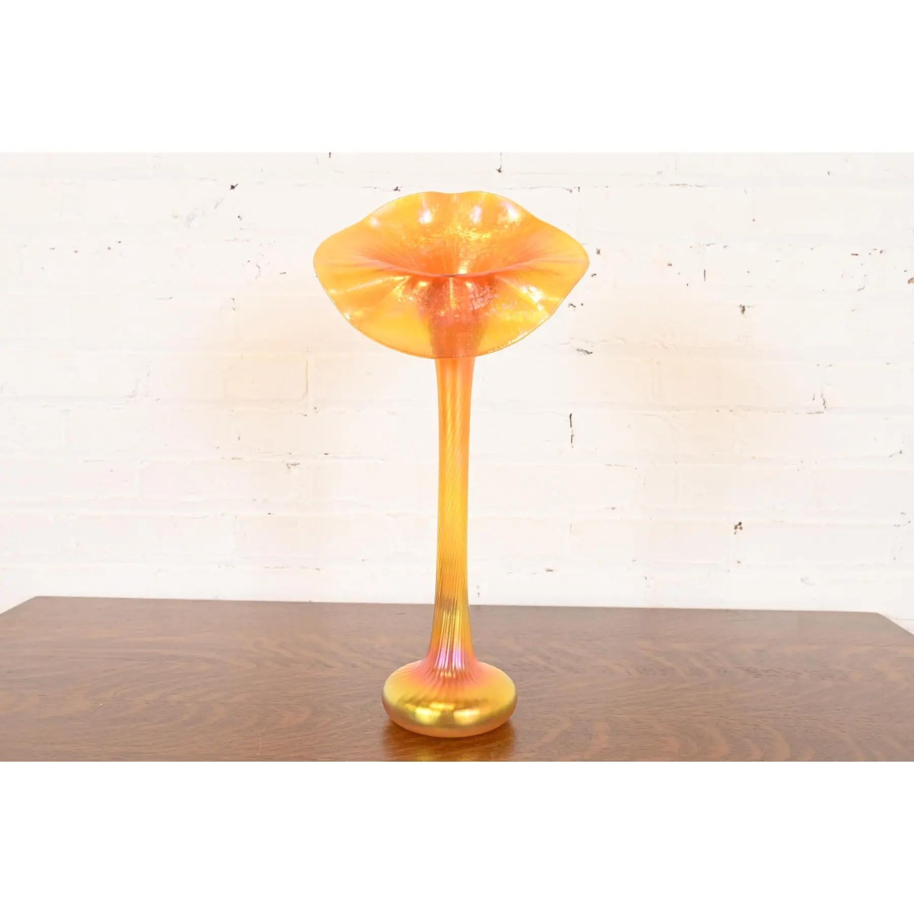 Lundberg Studios Jack in the Pulpit Große Blume Form schillernde Kunst Glas Vase (Art déco) im Angebot