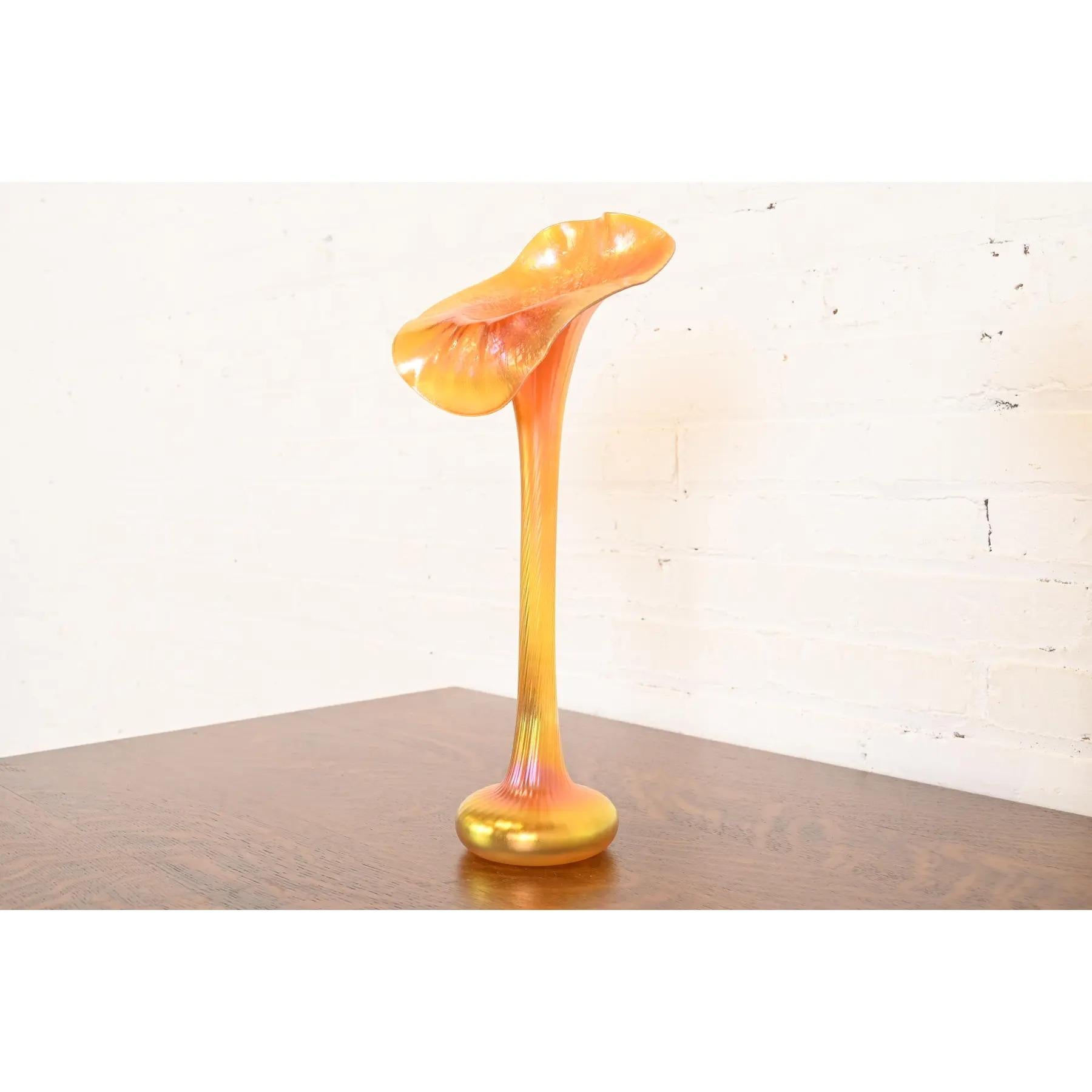 Lundberg Studios Jack in the Pulpit Große Blume Form schillernde Kunst Glas Vase (amerikanisch) im Angebot