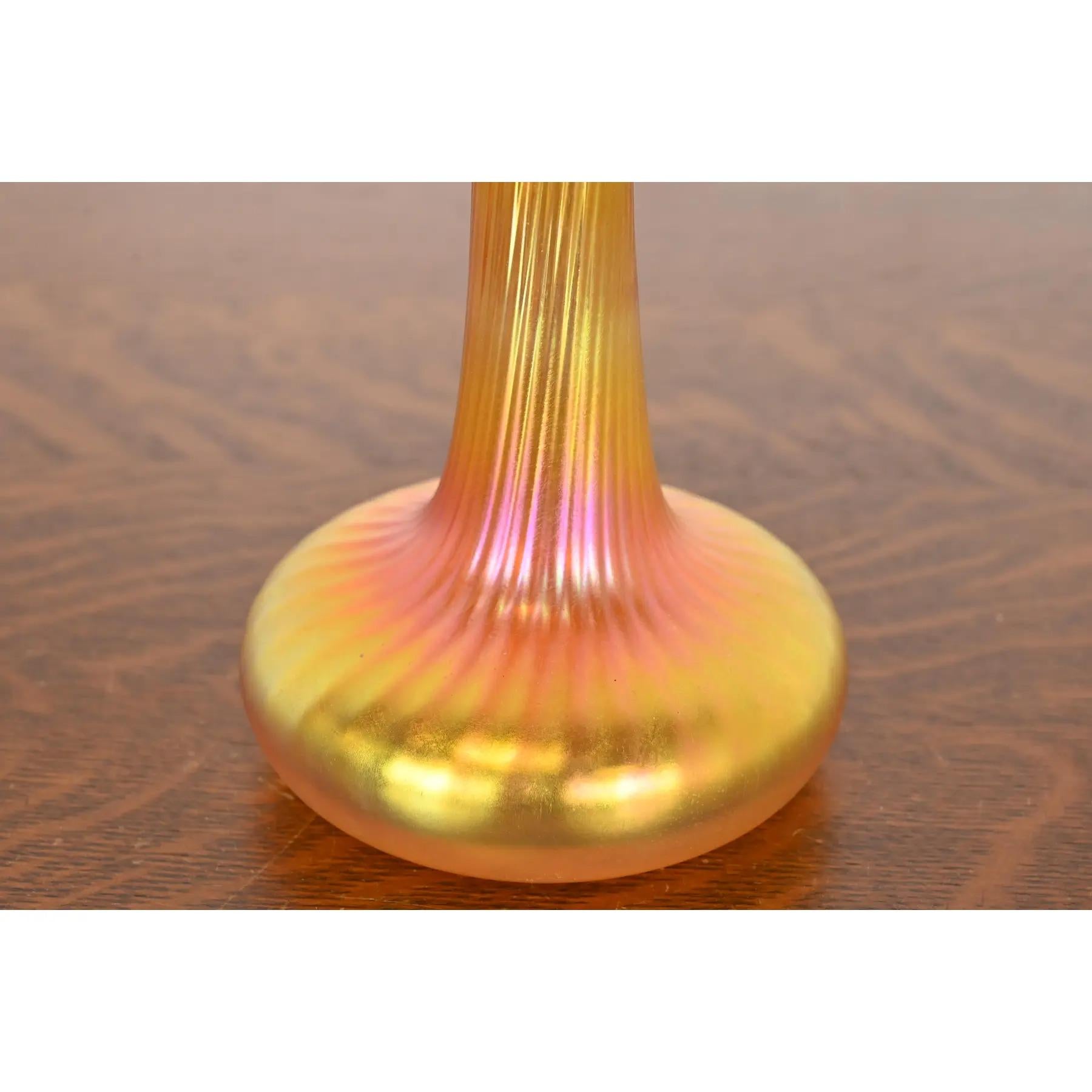 Lundberg Studios Jack in the Pulpit Große Blume Form schillernde Kunst Glas Vase im Angebot 1