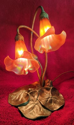 Lampe de table « Tulipe » en verre d'art de style Tiffany, de Lundberg Studios