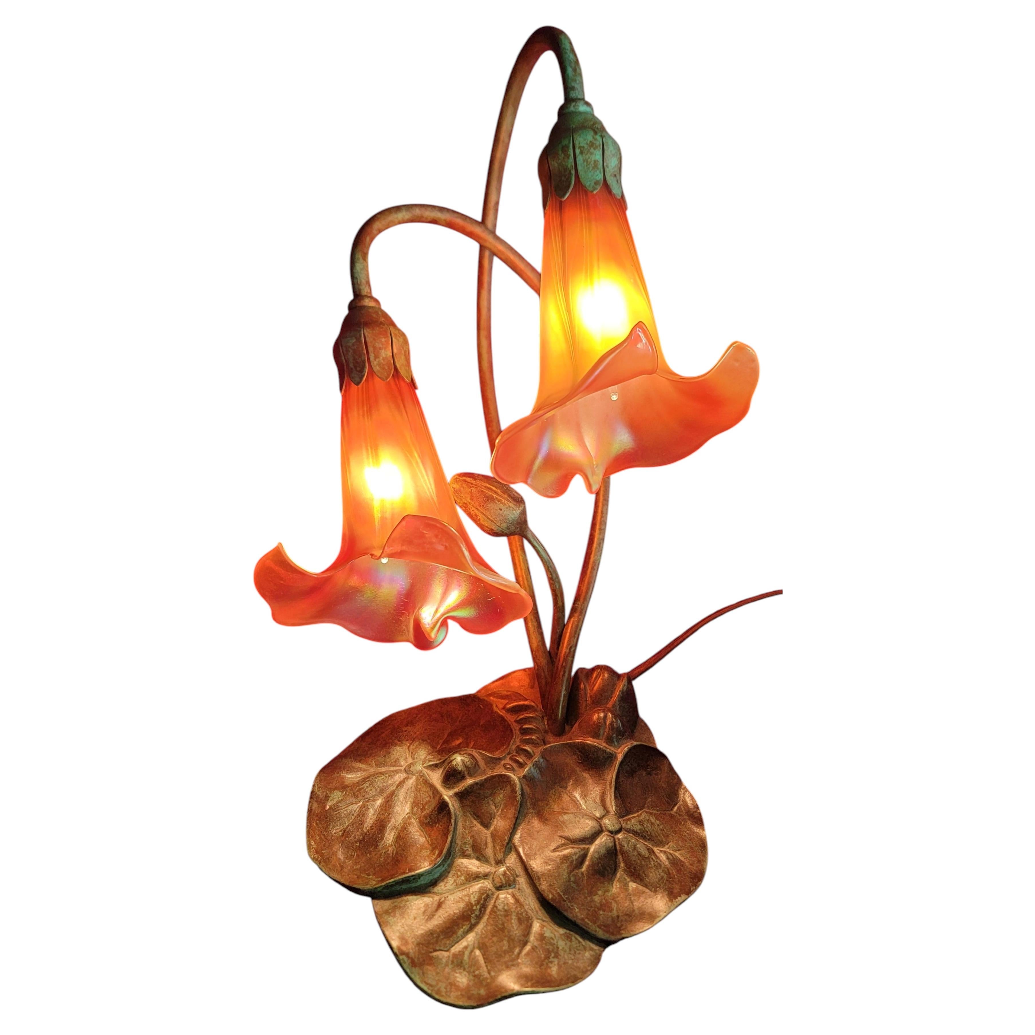 Lundberg Studios Tischlampe im Tiffany-Stil aus Kunstglas in Tulpenform