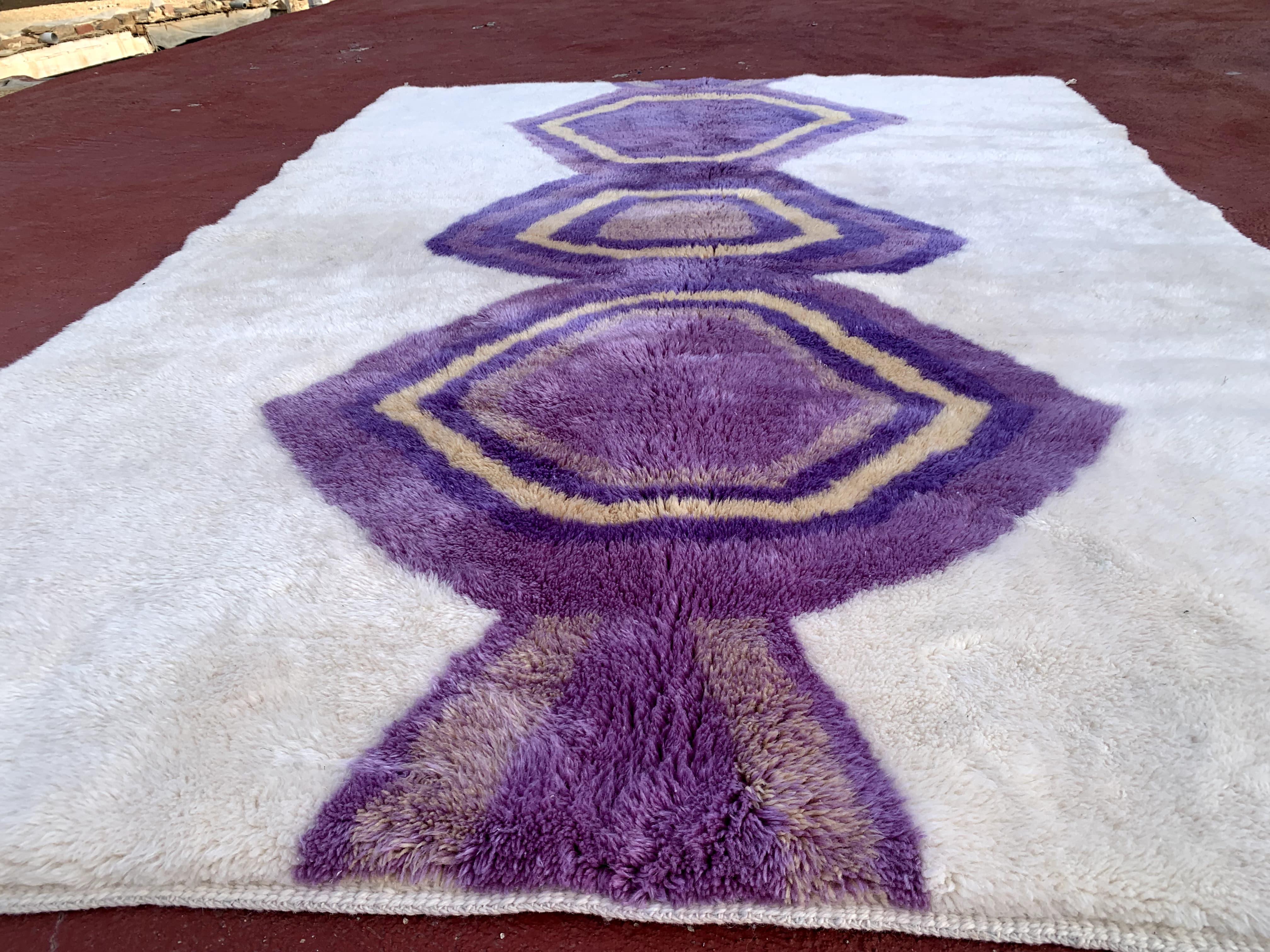 LUNE DE ROCHE Berber Wool Rug Modern Handwoven Large Minimalist Contemporary In New Condition For Sale In Hammamet, MA