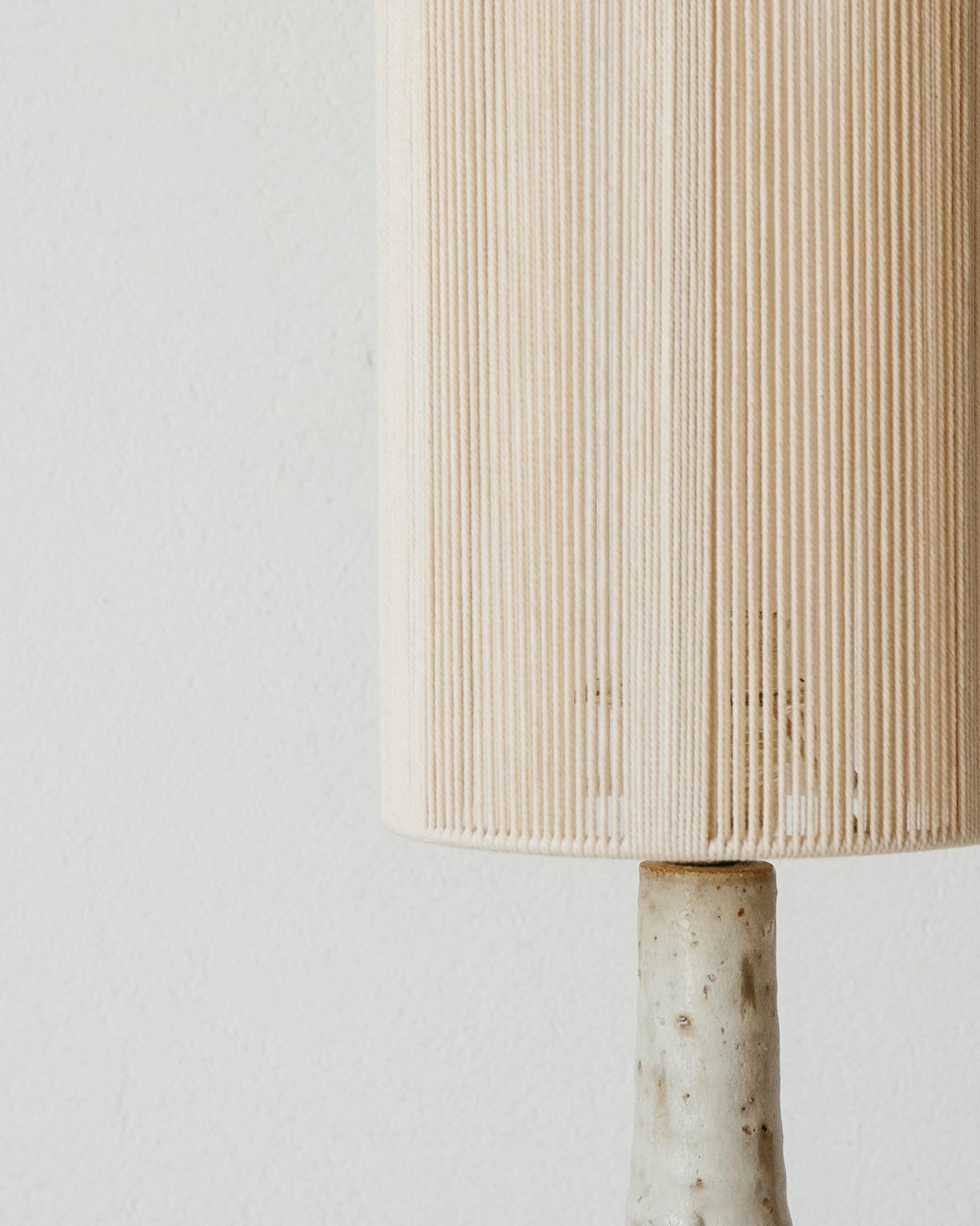 Français Lampe de table Lune en céramique blanc crème mat par Grès Éditions en vente