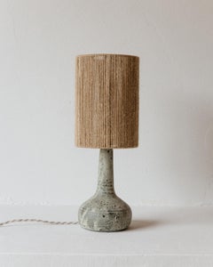 Lampe de table Lune en céramique grise mouchetée par Grès Éditions