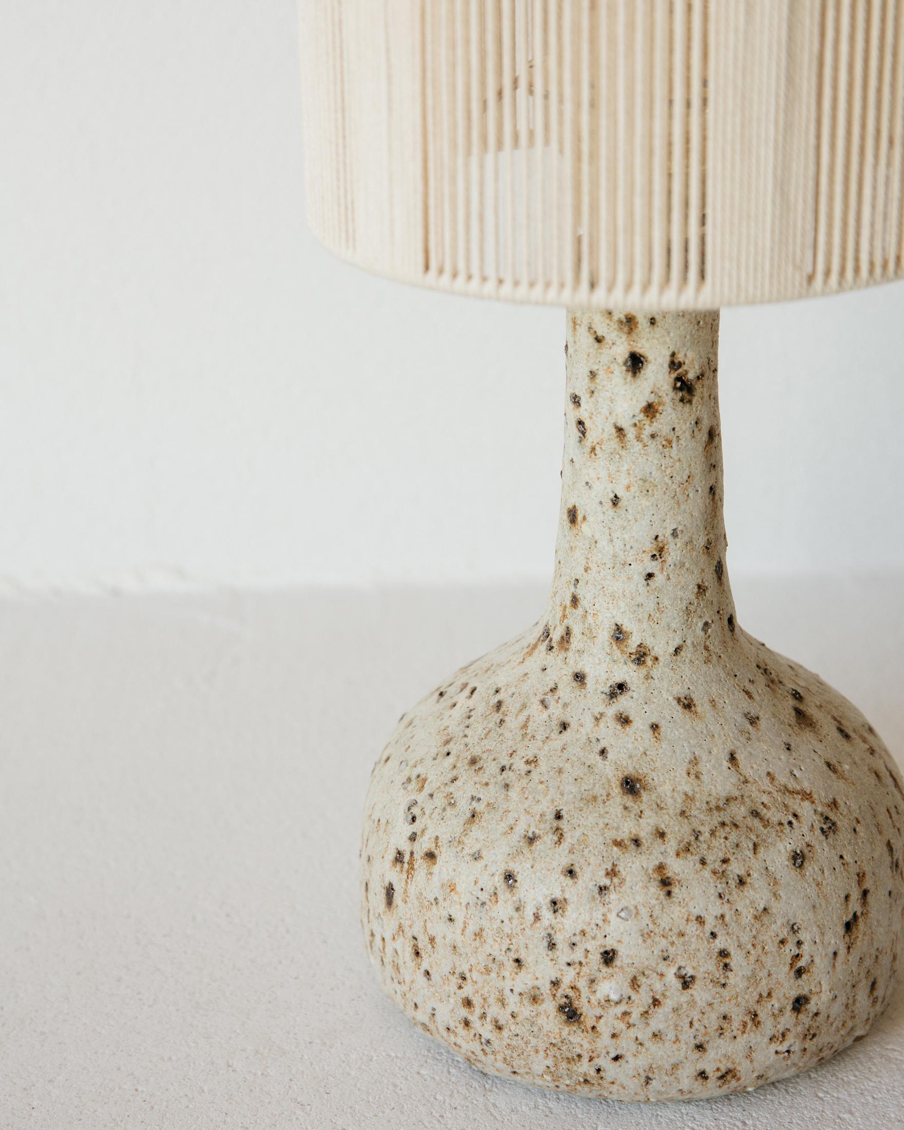 Postmoderne Lampe de table Lune en céramique brute par Grès Éditions en vente