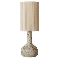 Lampe de table Lune en céramique brute par Grès Éditions