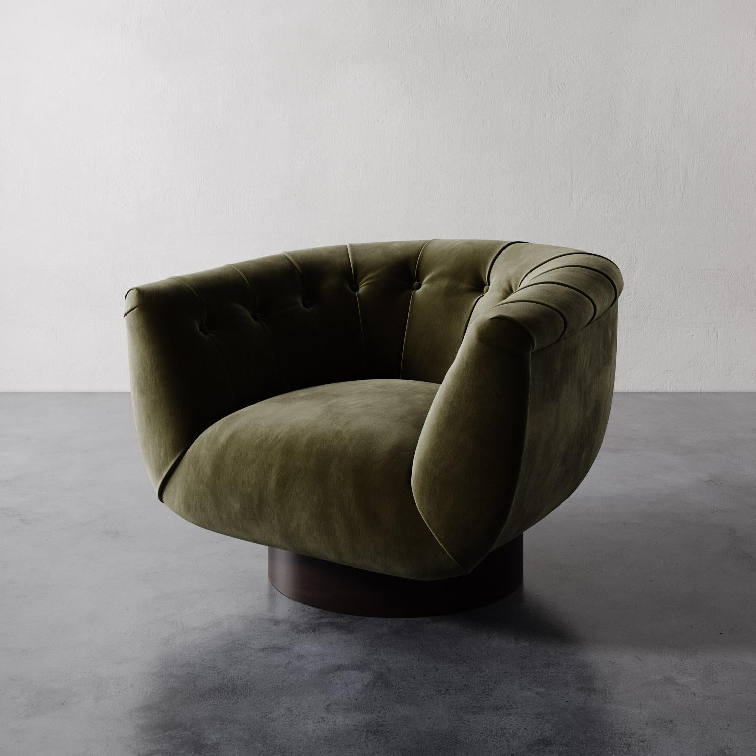 La chaise pivotante Lune de Lemieux et Cie est une expression magistrale du confort sculptural, sa forme parfaitement arrondie embrassant le corps avec la même aisance enveloppante que les grandes chaises danoises modernes des années 1940 et 1950.
