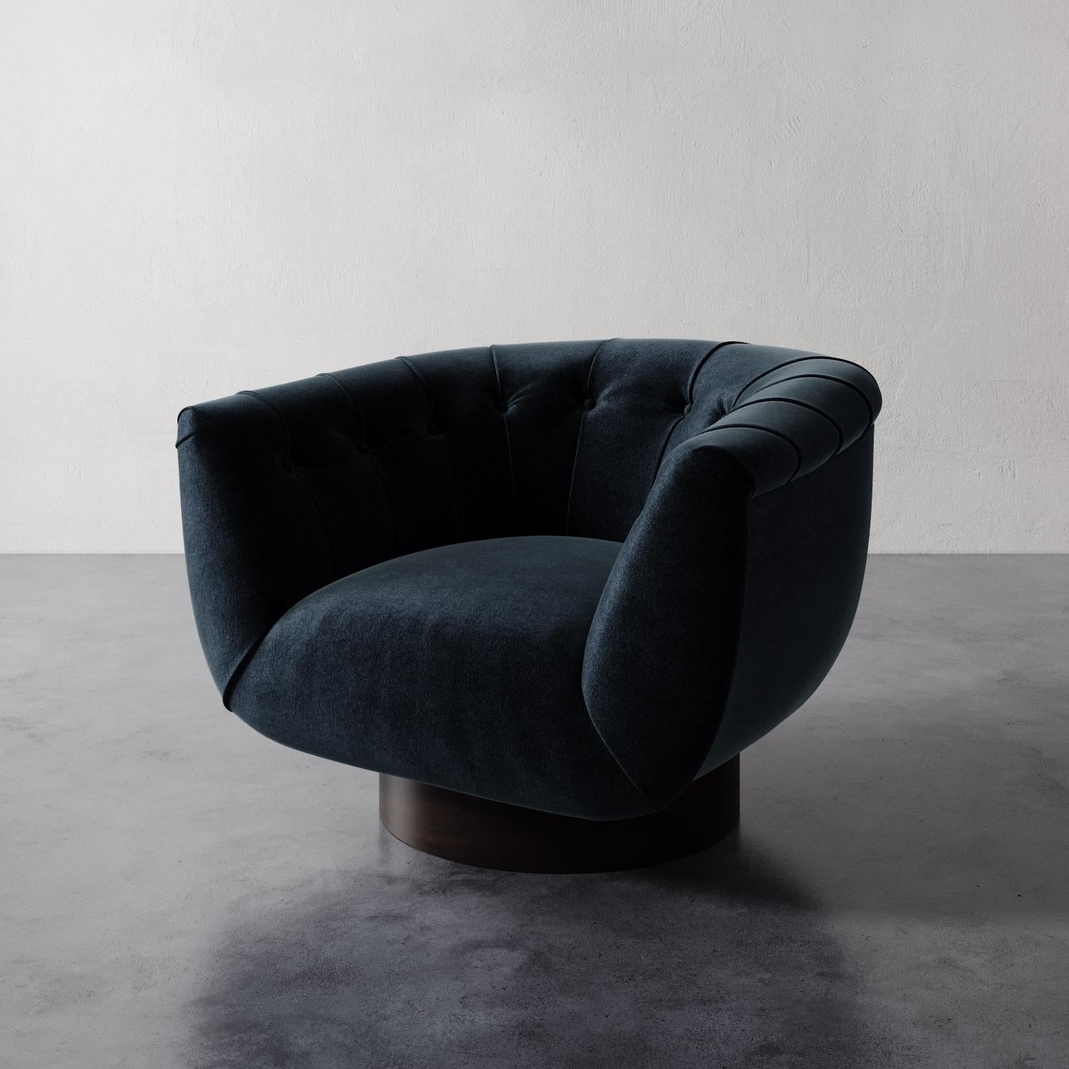 La silla giratoria Lune de Lemieux et Cie es una expresión magistral de comodidad escultural, su forma perfectamente redondeada abraza el cuerpo con la misma facilidad envolvente que las grandes sillas Modernas Danesas de los años 40 y 50. Evocando