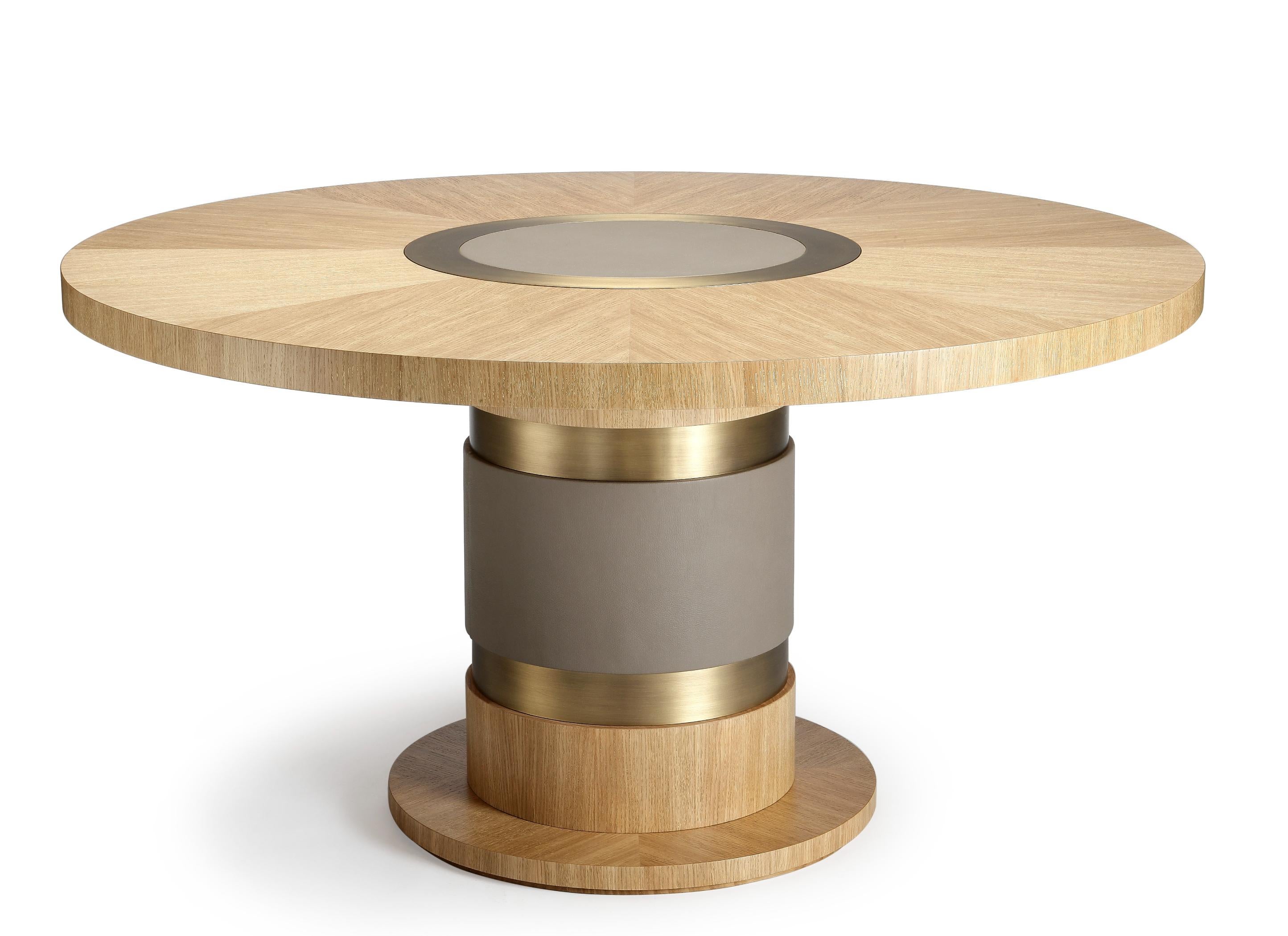 Table Lune par Duistt
Dimensions : D 145 x H 77 cm
MATERIAL : Chêne chaulé doré, laiton et cuir

La table LUNE, fabriquée avec une grande attention aux détails, est l'exemple parfait de la façon dont des matériaux bien mélangés peuvent fonctionner
