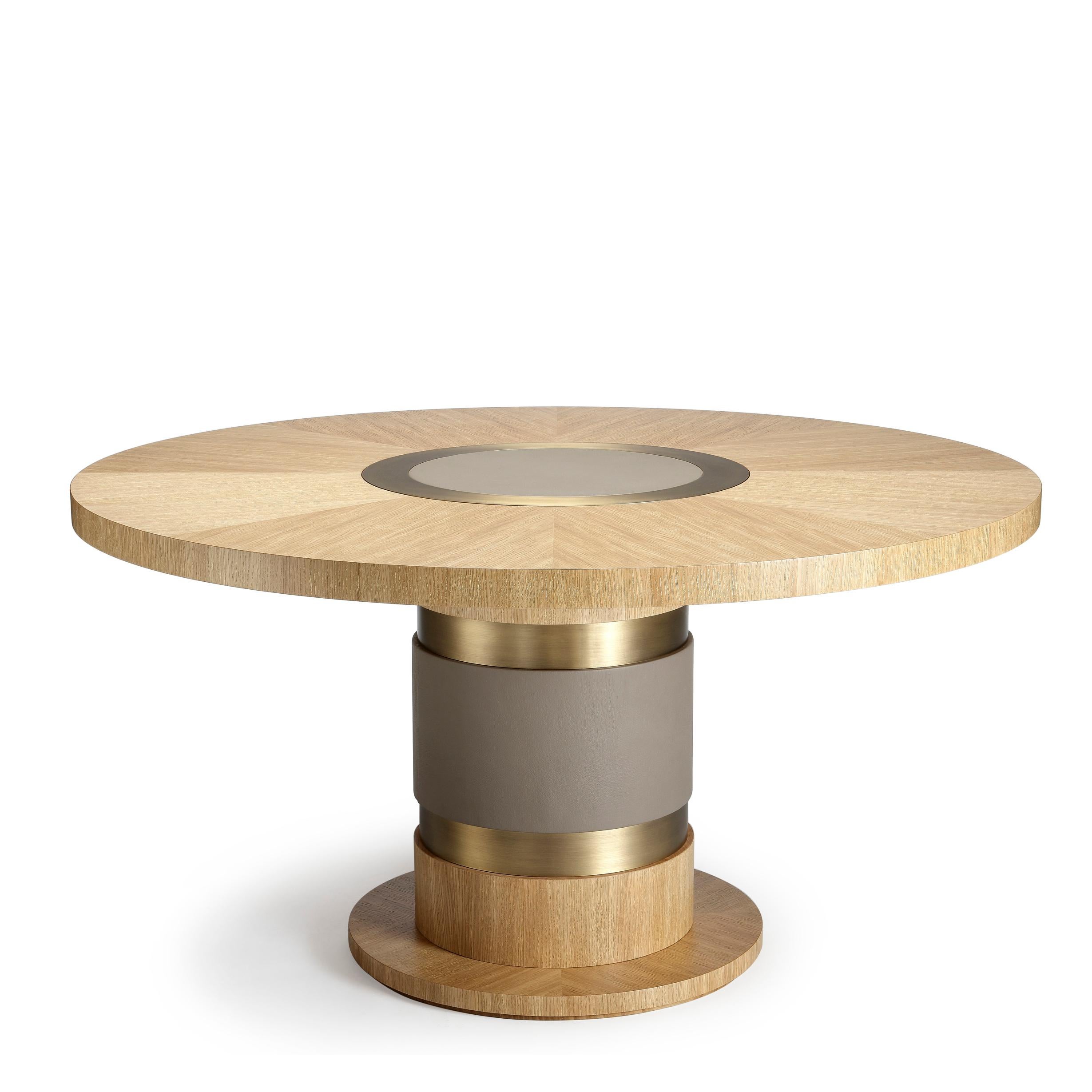 Lune-Tisch, aus goldgefächerter Eiche, Bronze und Lederdetails, handgefertigt von Duistt

Der Tisch Lune ist ein perfektes Beispiel dafür, wie gut gemischte Materialien zusammenwirken können, um ein wirklich einzigartiges Stück zu schaffen. Die