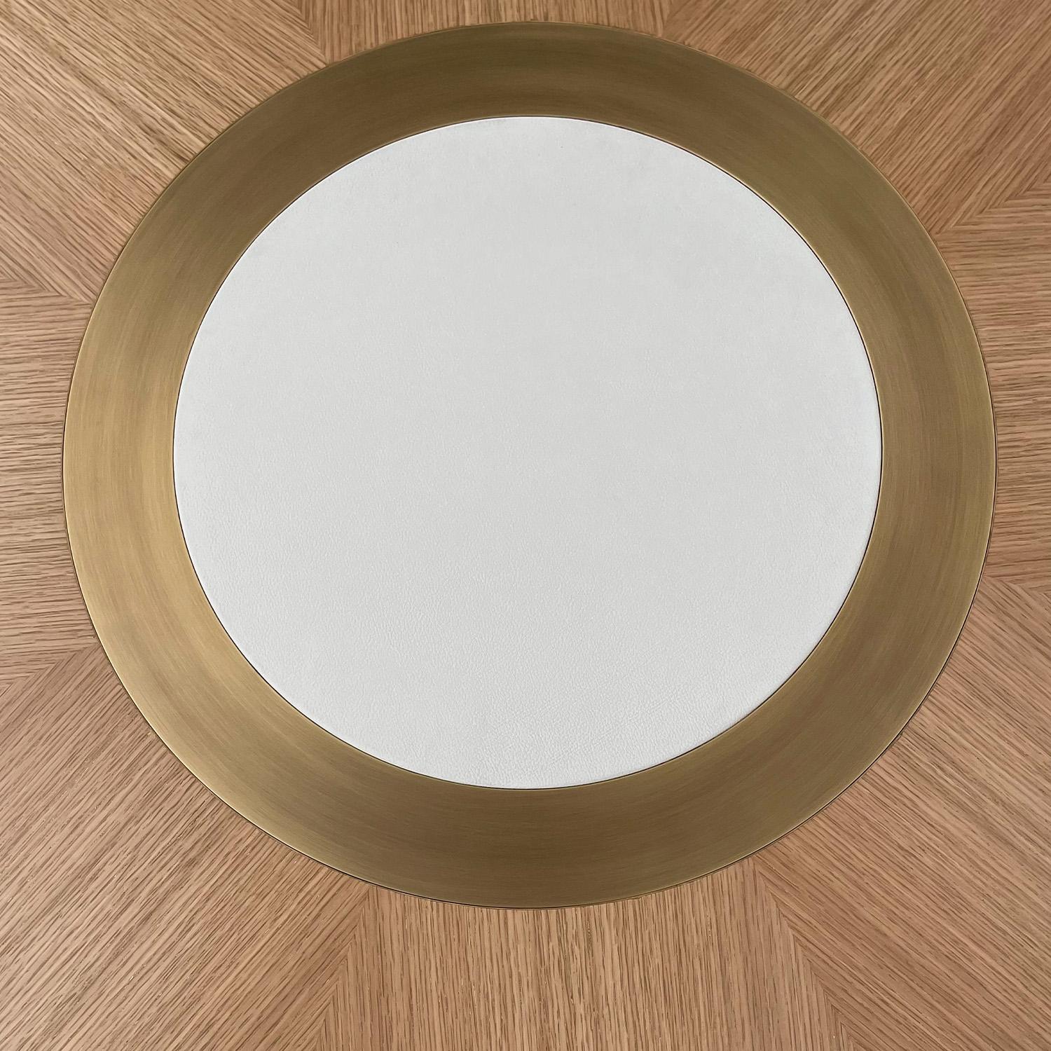 Tavolo Lune del XXI secolo, in Oak Oak con finitura dorata, bronzo e dettagli in pelle, realizzato a mano da Duistt

Il tavolo Lune è un esempio perfetto per dimostrare come i materiali ben miscelati possano lavorare insieme per creare un pezzo