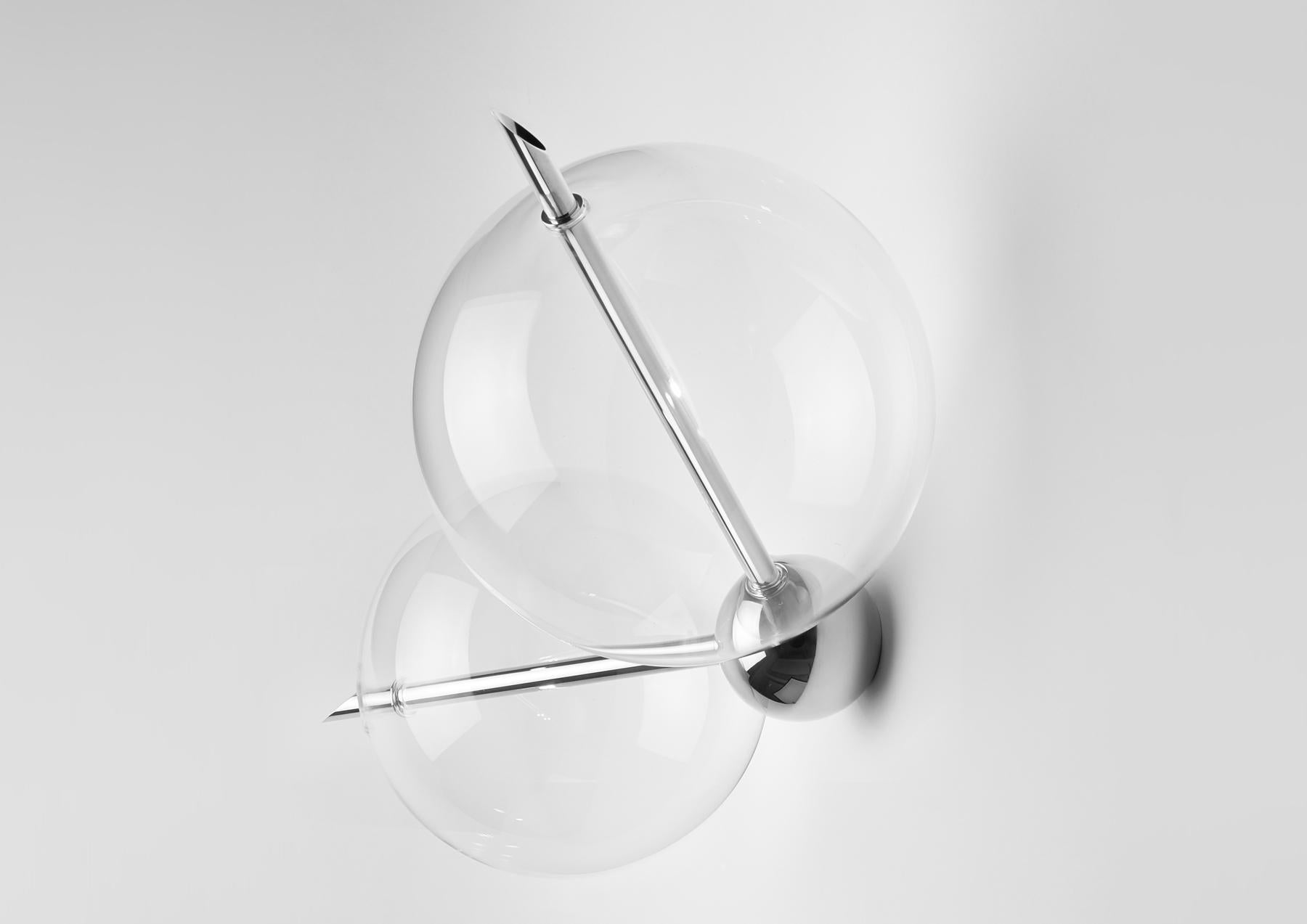 Zeitgenössische Leuchte mit zwei Leuchten aus poliertem Messing und mundgeblasenem Glas, Leuchte Lune (21. Jahrhundert und zeitgenössisch) im Angebot