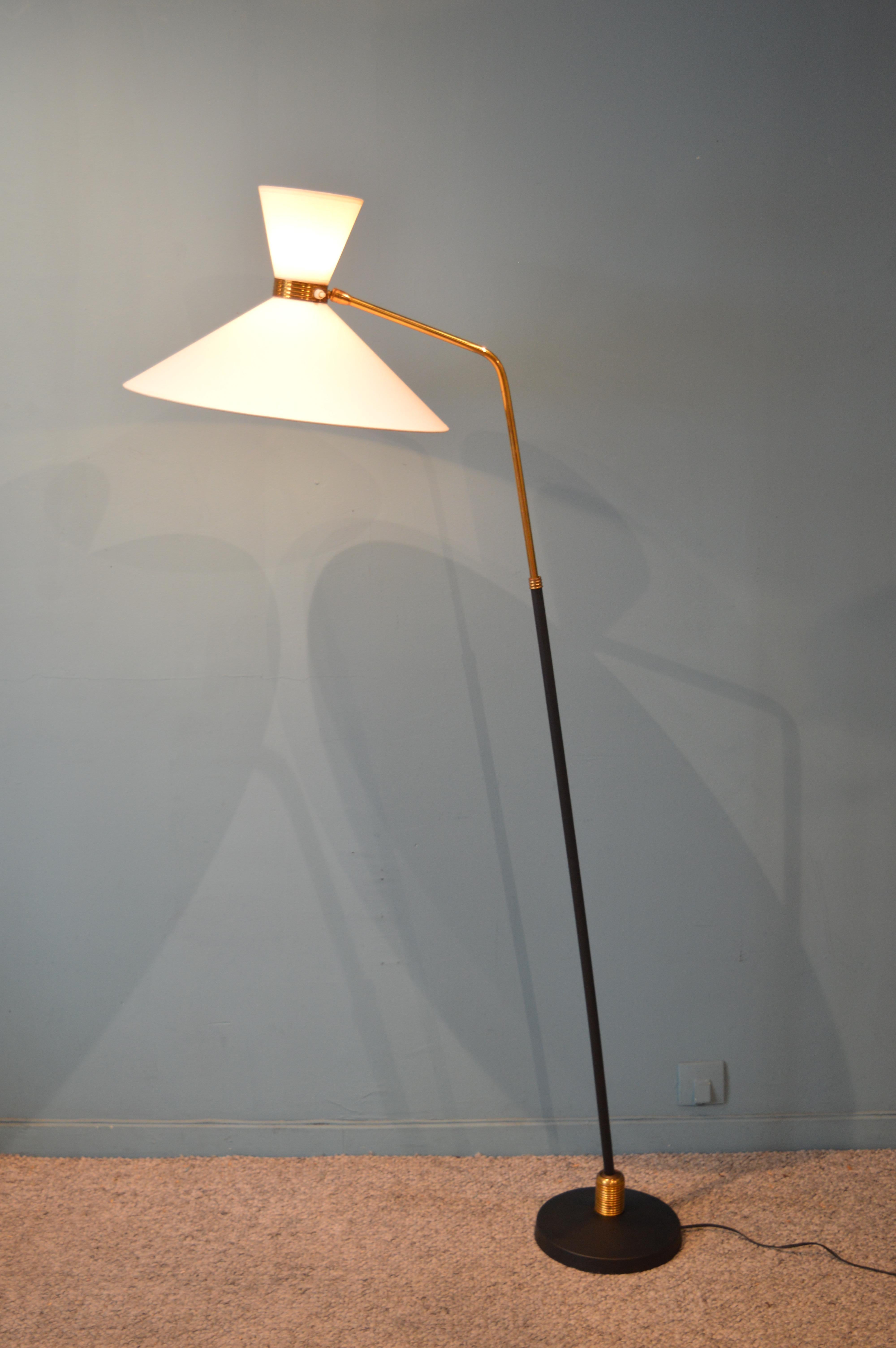 Maison Lunel articulating and telescopic floor lamp in brass and lacquered metal. Articulating lampshade redone as original. French work, circa 1960.