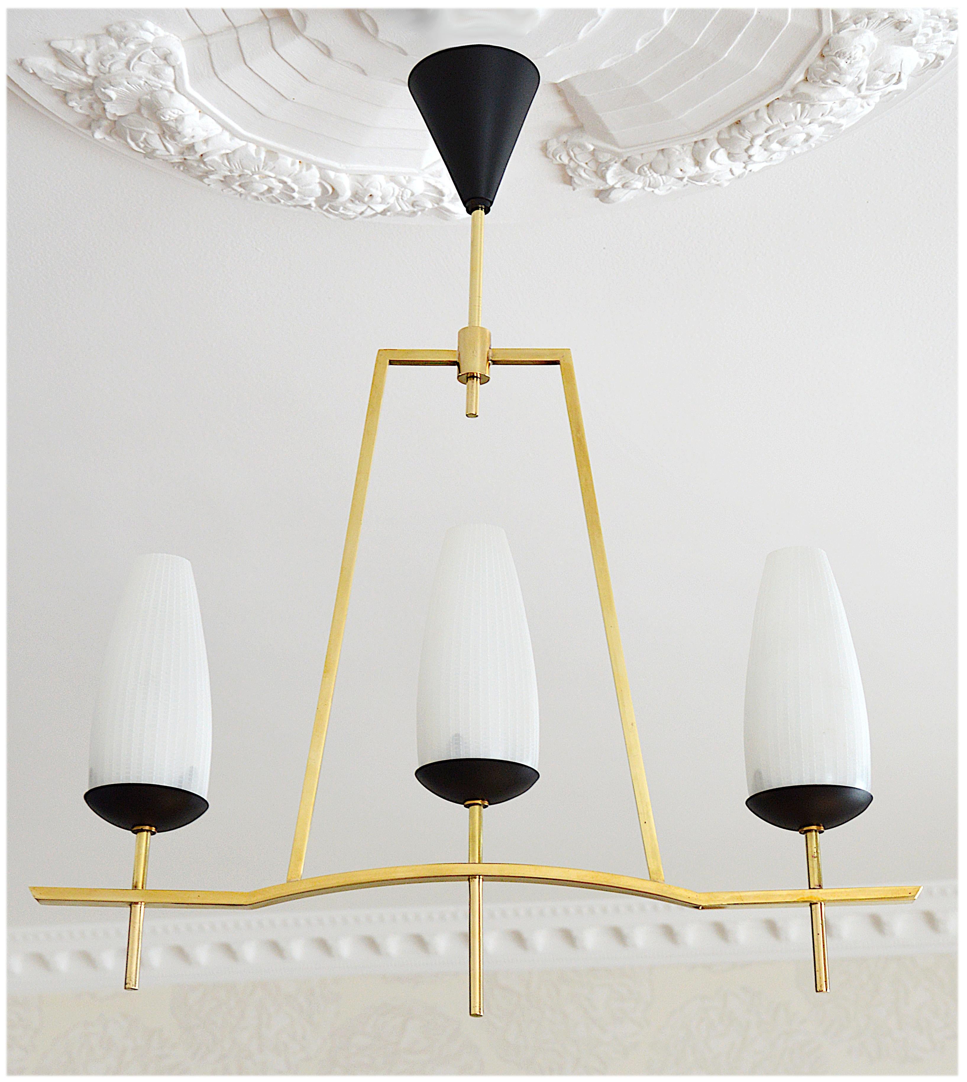 Lampadario francese della metà del secolo scorso di Lunel (Parigi), Francia, anni '50. Ottone, metallo e vetro. Misure: altezza 24,2