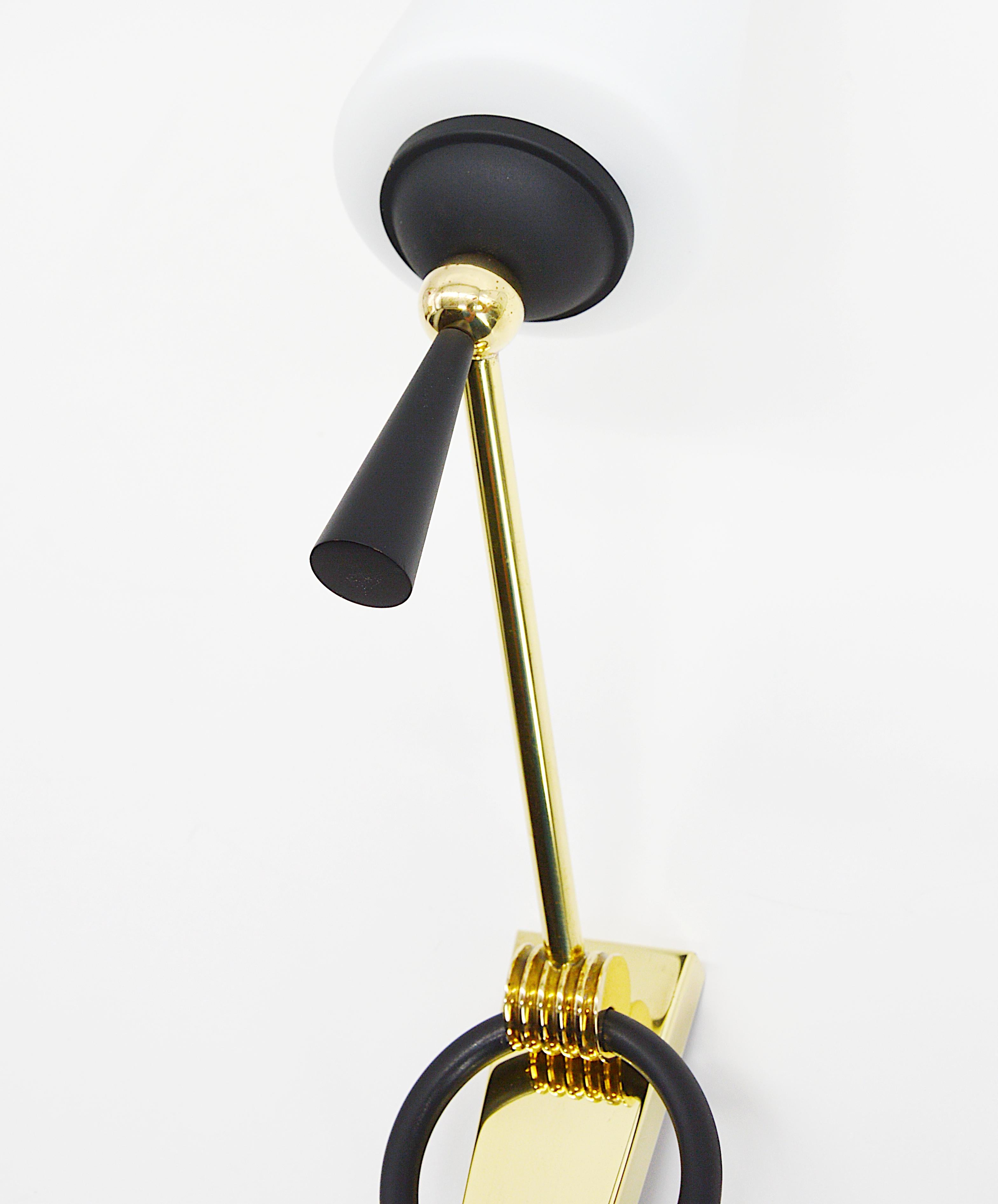 Pareja de Apliques de Pared Franceses de Mediados de Siglo de Lunel, Modelo 1519C - Latón, Metal y Cristal, Años 50.

Elegantes y raros apliques de pared modernos franceses de mediados de siglo de Lunel (París), modelo 1519C, diseñados en la década