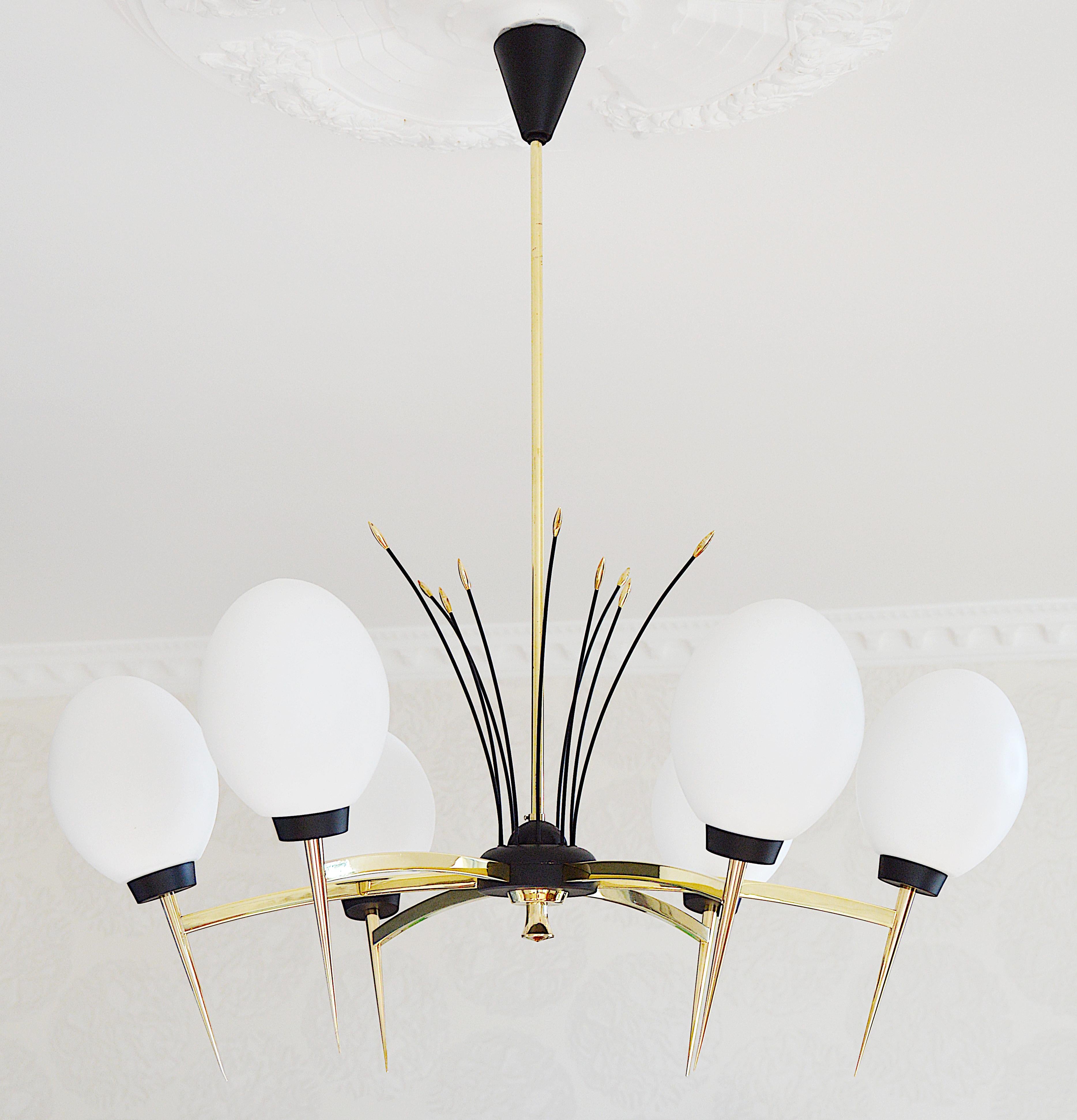 Cet exquis lustre français du milieu du siècle par LUNEL, Paris, France, datant des années 1950, est un exemple stupéfiant de design d'éclairage vintage. Connu pour sa forme emblématique d'œuf d'autruche, ce lustre comporte six lumières et est