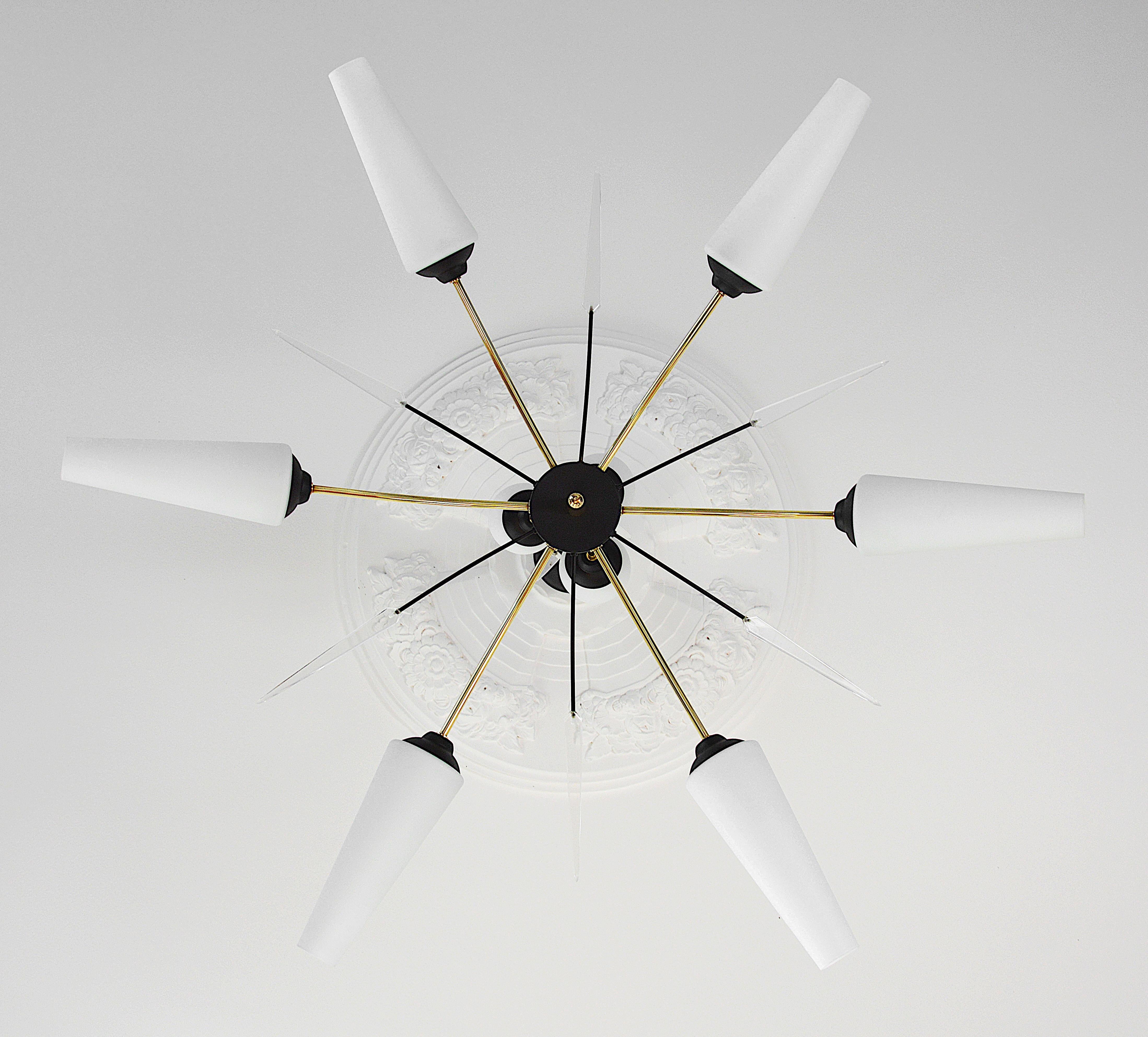 Milieu du XXe siècle Lustre à 9 lumières en forme de fleur, 1950s. en vente