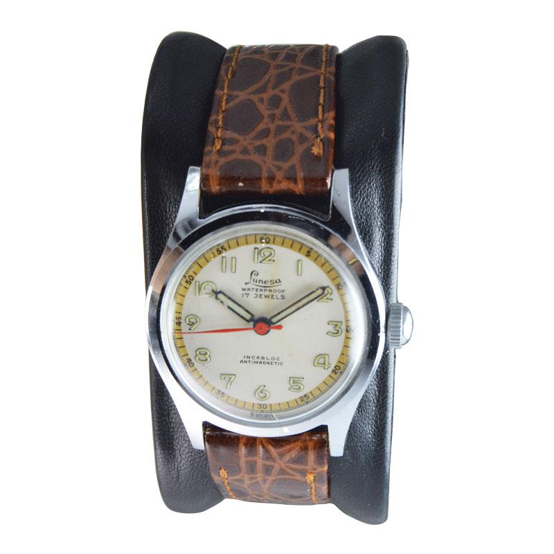 USINE / MAISON : Lunesa Watch Company
STYLE / RÉFÉRENCE : Rond classique
METAL / MATERIAL : Acier inoxydable
CIRCA / ANNÉE : années 1950
DIMENSIONS / TAILLE : Longueur 37mm x Diamètre 30mm
MOUVEMENT / CALIBRE : Remontage manuel / 17 rubis 
Cadran /