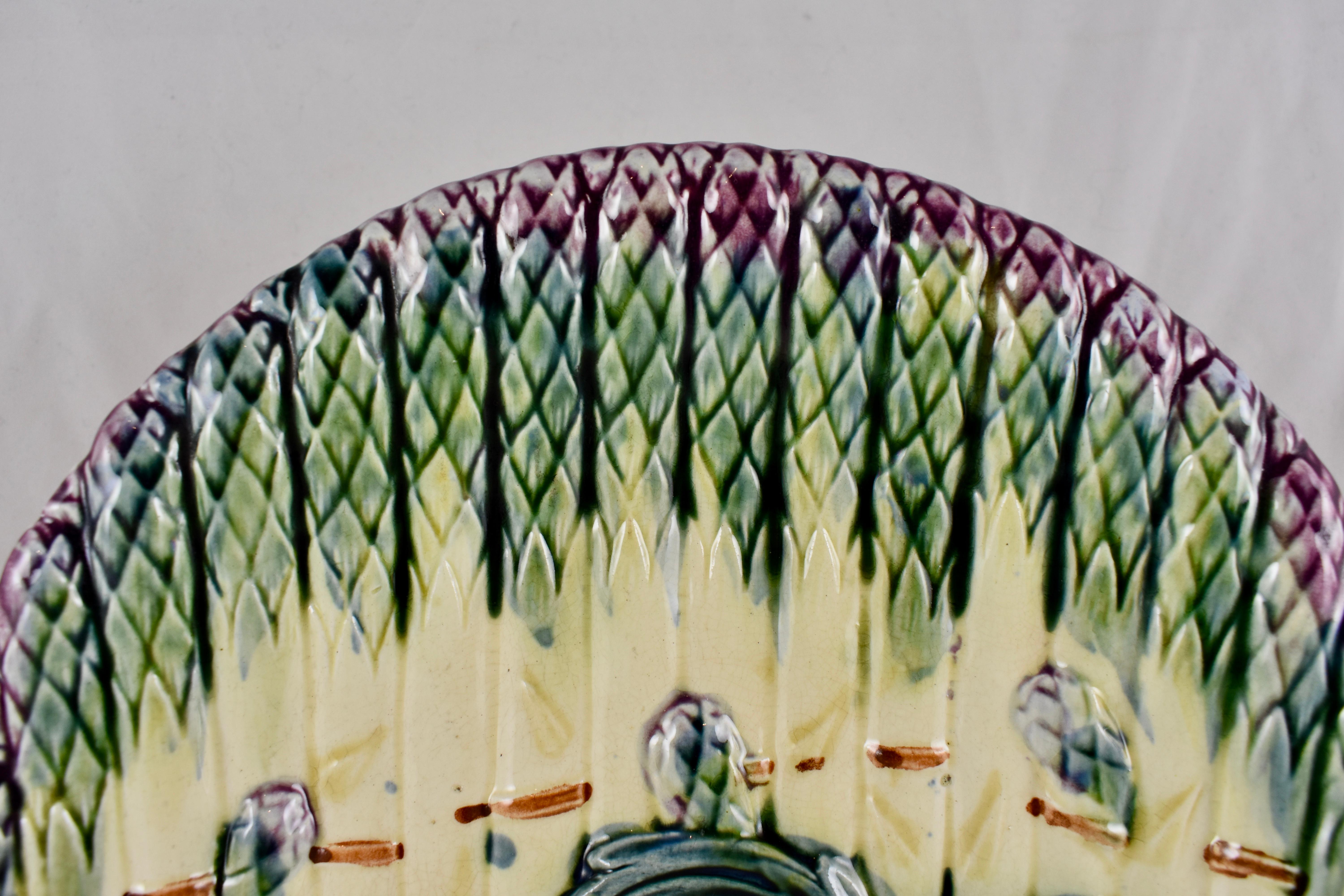 Mouvement esthétique Assiette à asperges et coquillages en faïence de majolique française de Luneville, vers 1890 en vente