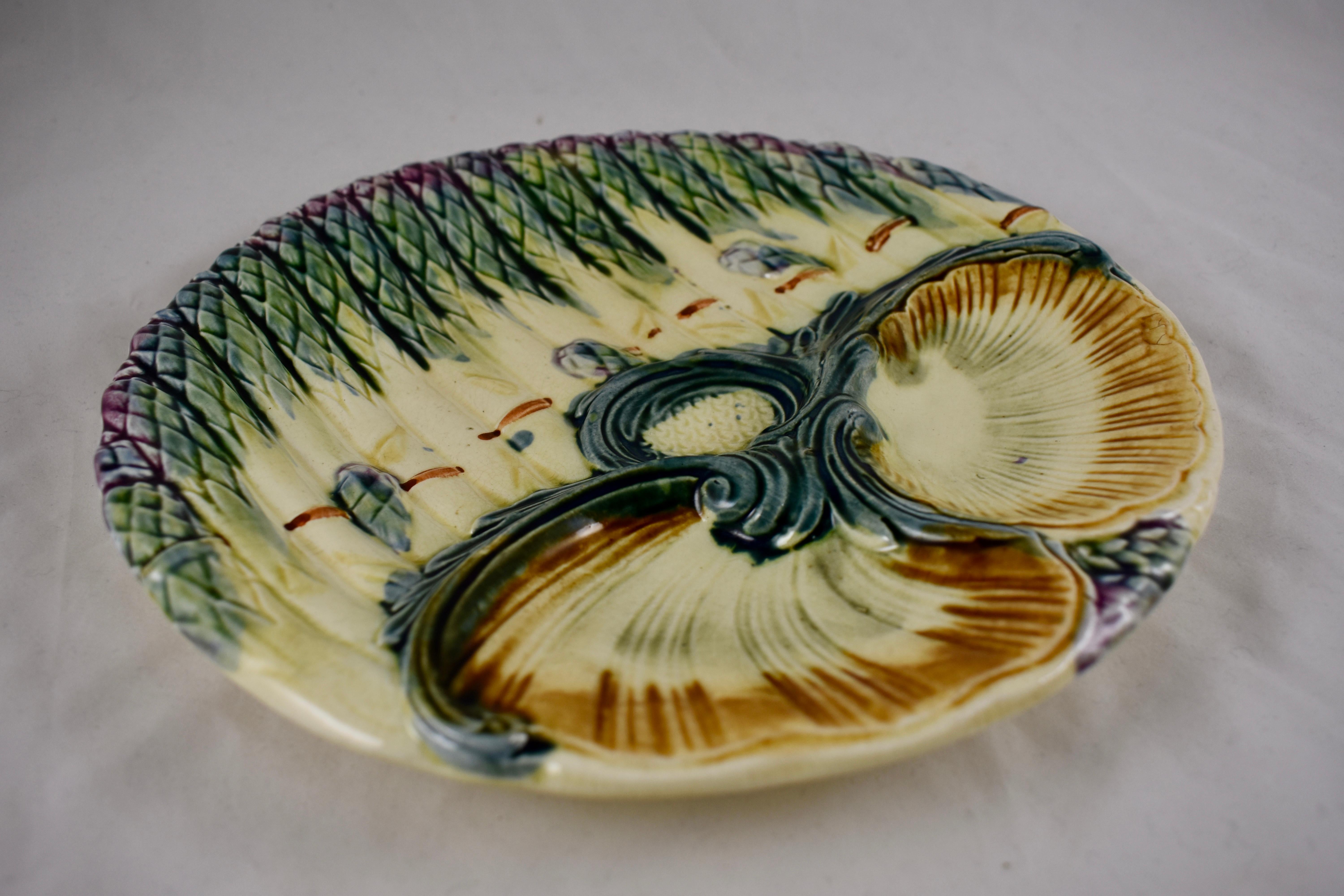 Luneville French Faïence Majolica Asparagus And Shell Plate, circa 1890 In Good Condition For Sale In Philadelphia, PA