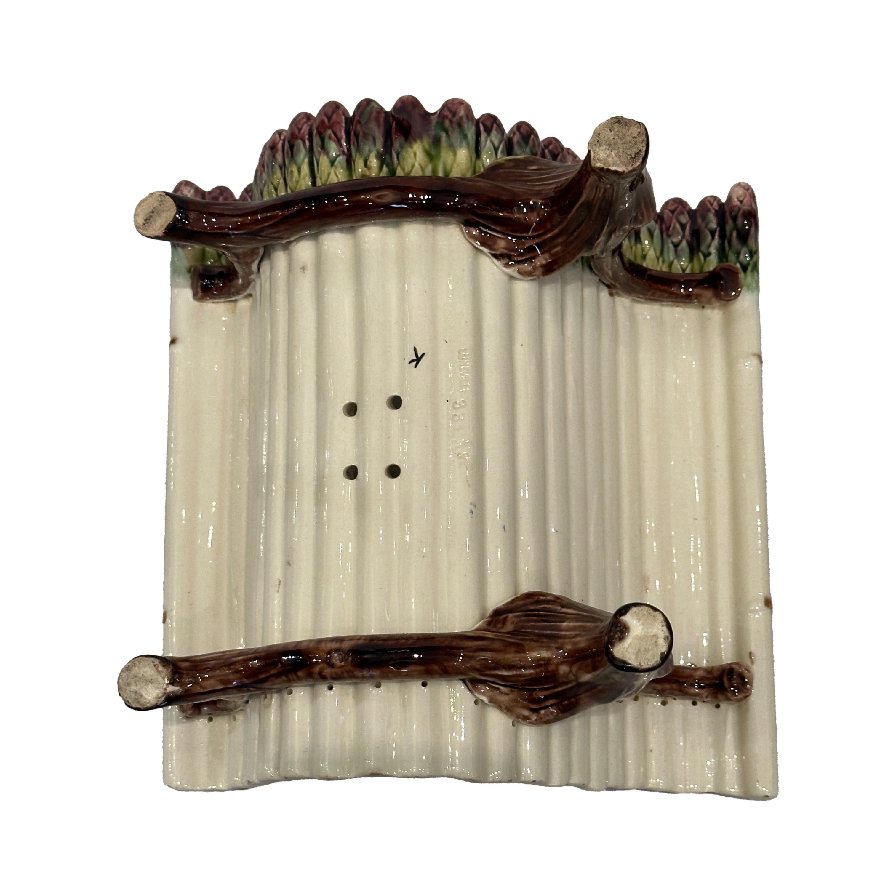 Céramique Ensemble d'assiettes et d'égouttoirs à asperges en majolique de Luneville, 19e siècle, France en vente